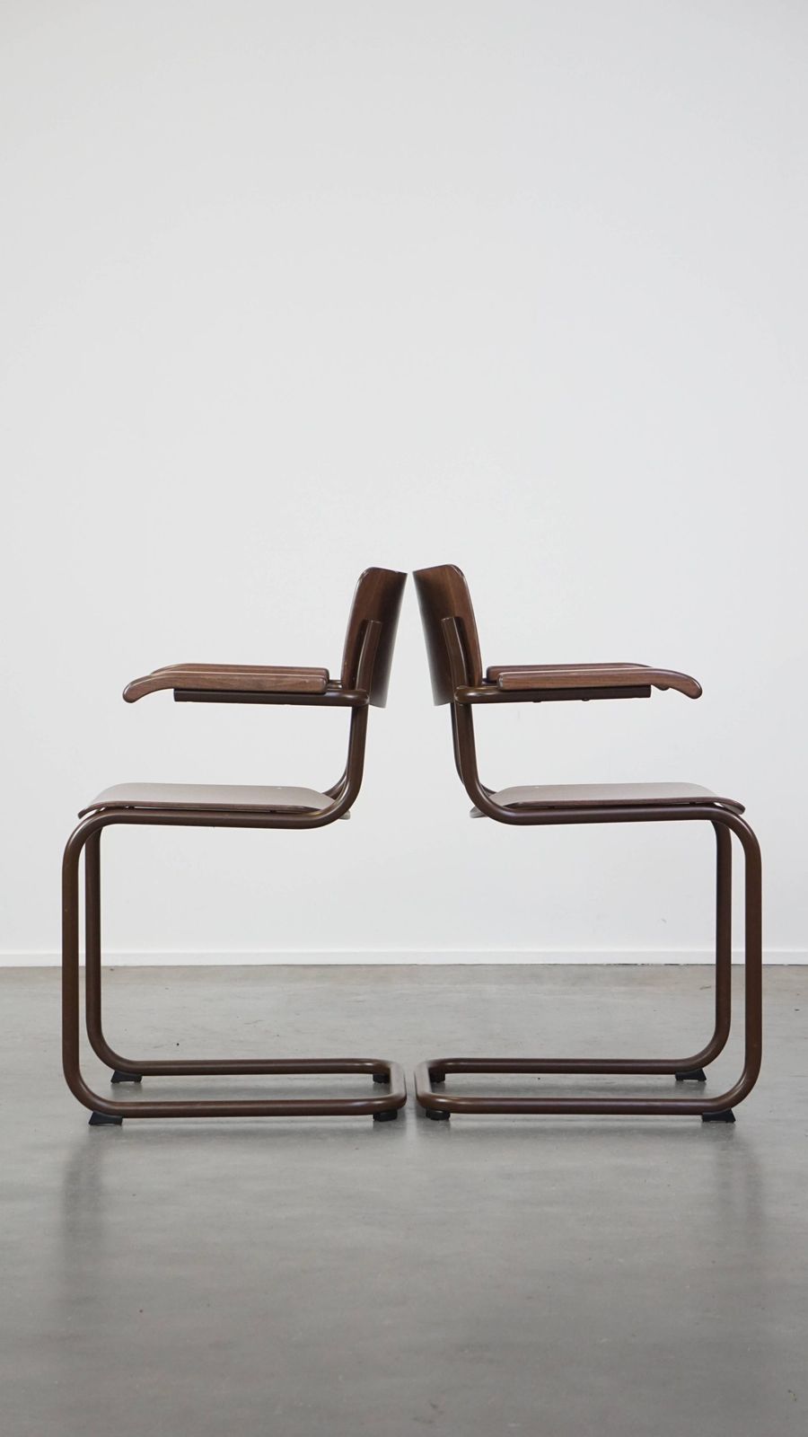 Set Van 2 Thonet Model S43 Eetkamerstoelen Met Armleuningen photo Meubels