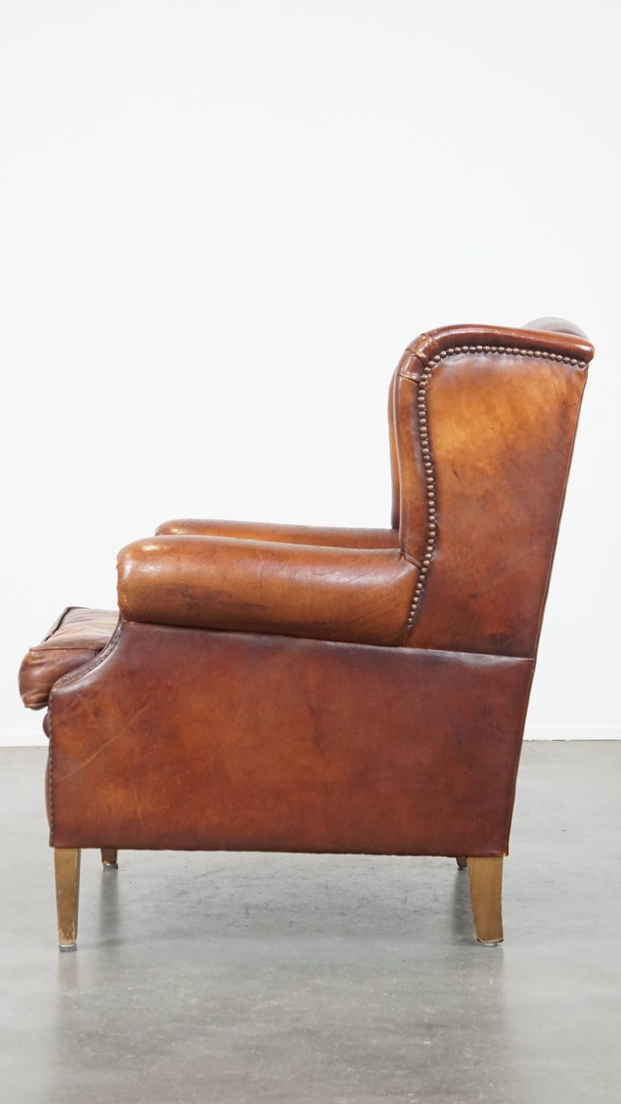 Comfortabele Vintage Engelse Stijl Schapenvacht Fauteuil Met Een Mooie Warme Kleurstelling photo 887.2226999999999