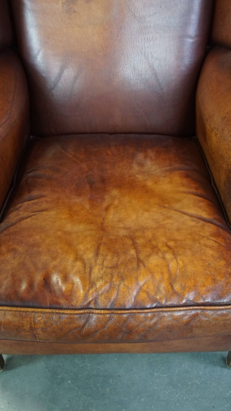Comfortabele Vintage Engelse Stijl Schapenvacht Fauteuil Met Een Mooie Warme Kleurstelling photo vinterior