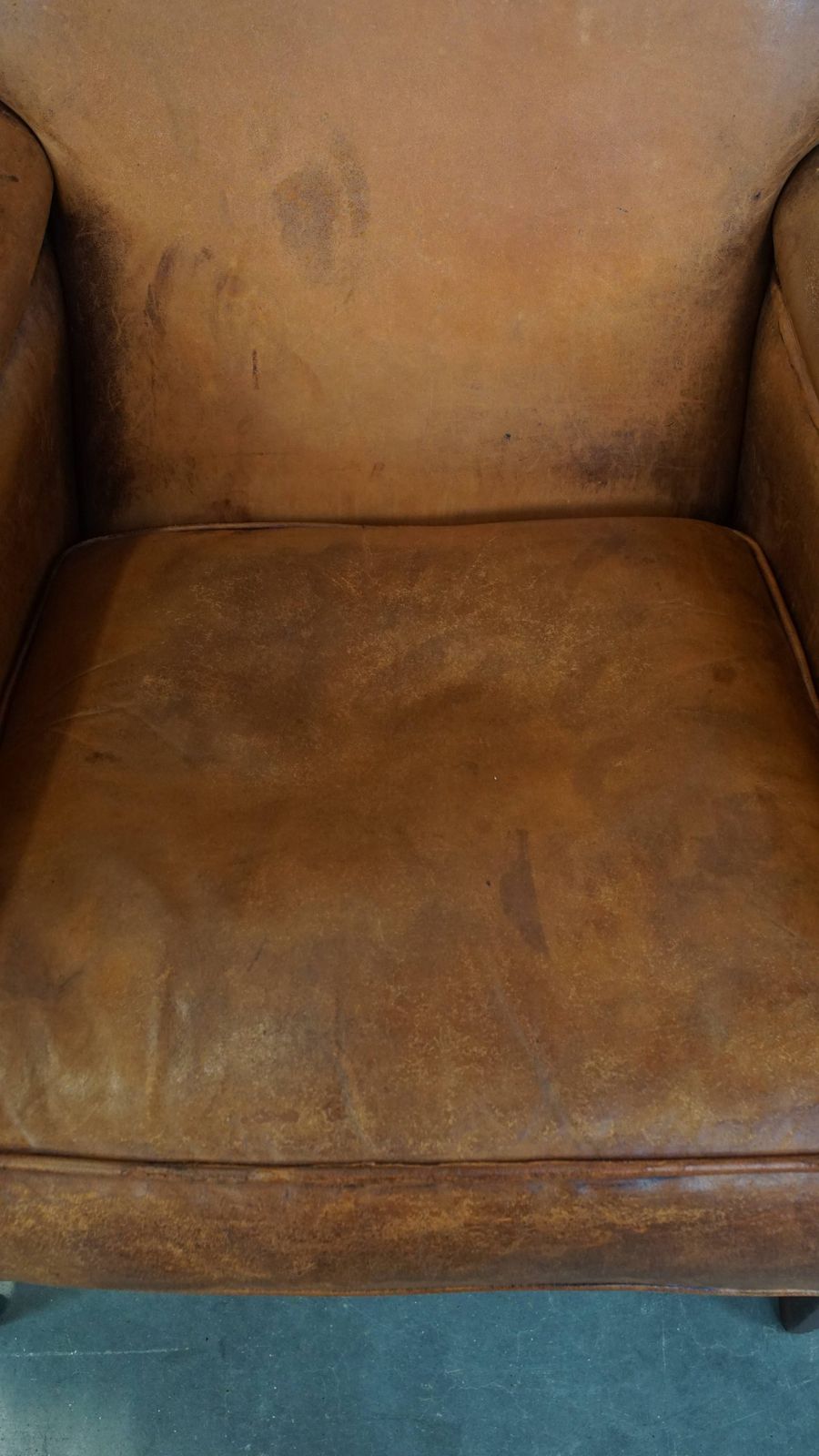 Karakteristieke En Comfortabele Fauteuil In Cognackleurig Schapenleer Met Strakke Vormen En Mooie Patina photo vinterior