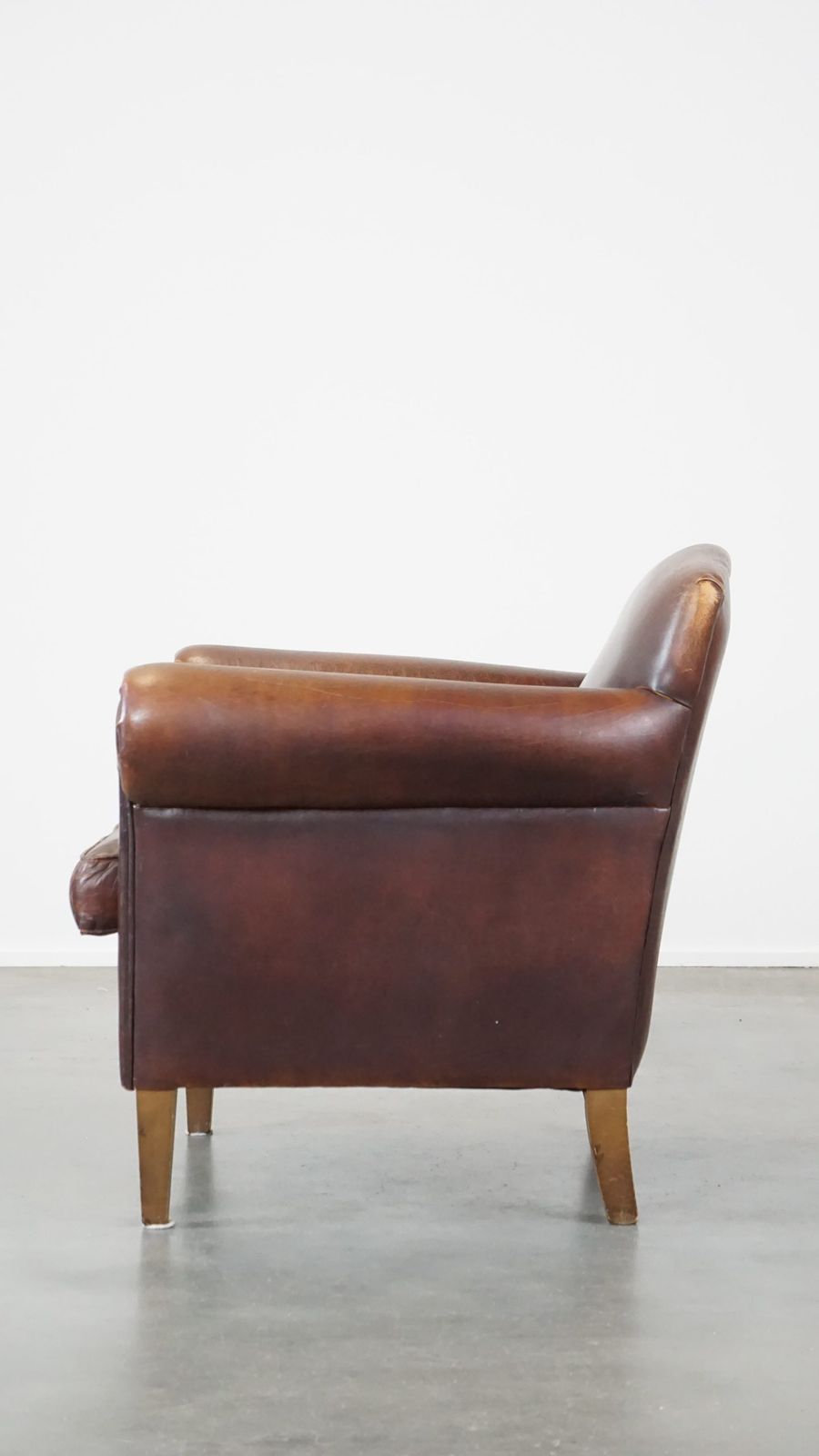 Sleekly Finished Armchair Made Of Sheepskin photo 746.3937