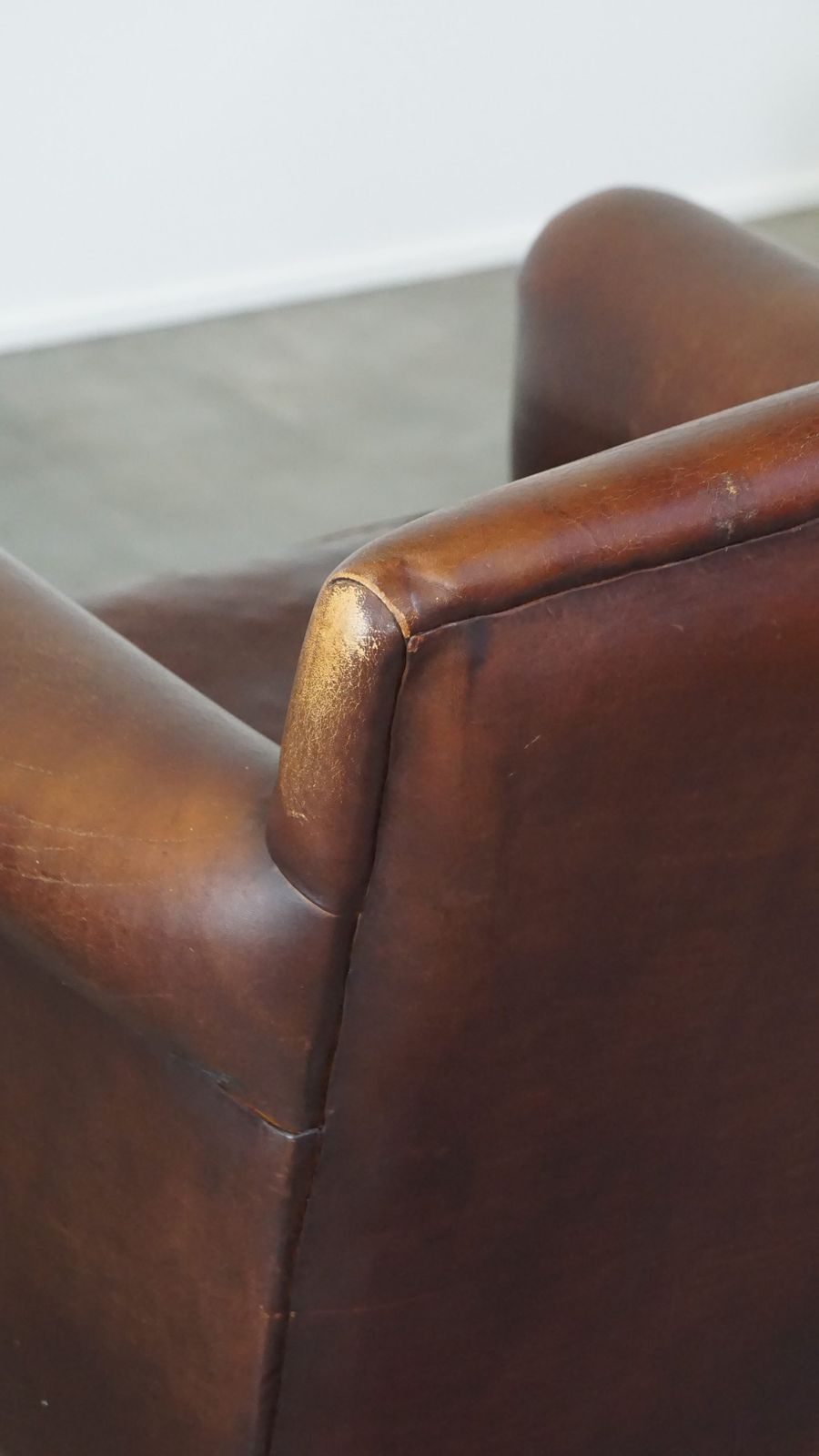 Meubels Strak Afgewerkte Fauteuil Van Schapenvacht photo