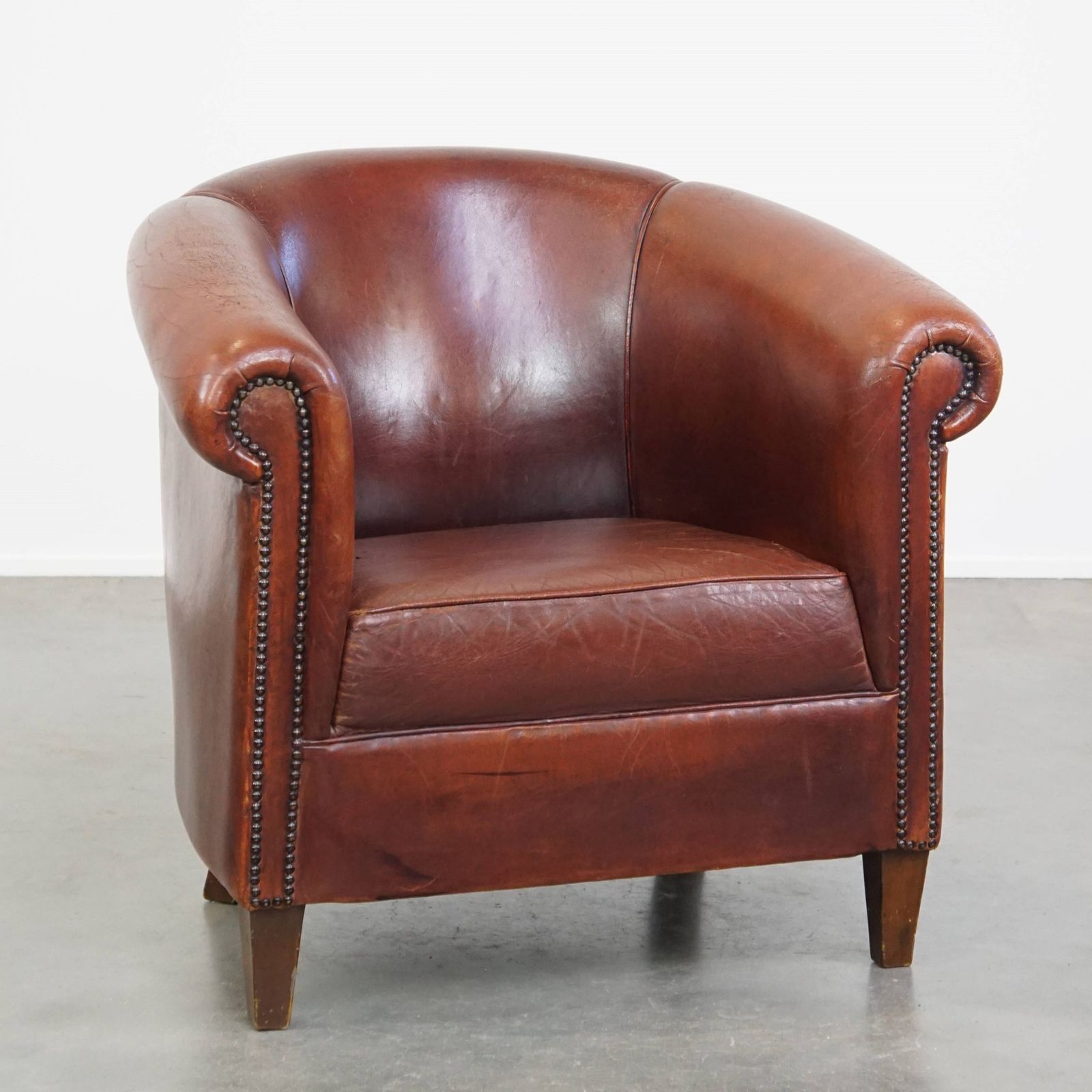 Comfortabele Vintage Schapenvachten Clubfauteuil In Engelse Stijl Met Mooie Patina