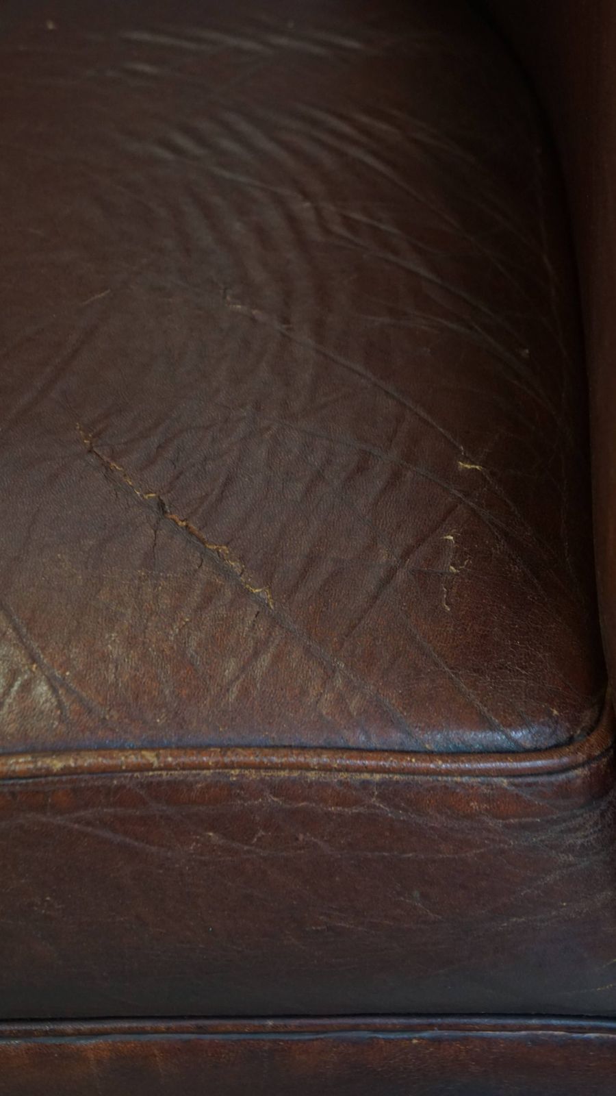 822.2247 Comfortabele Vintage Schapenvachten Clubfauteuil In Engelse Stijl Met Mooie Patina photo