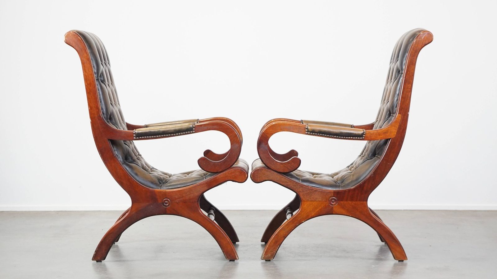 Set Van 2 Groene Vintage Koehuid Chesterfield Fauteuils Met Houten Details photo furniture