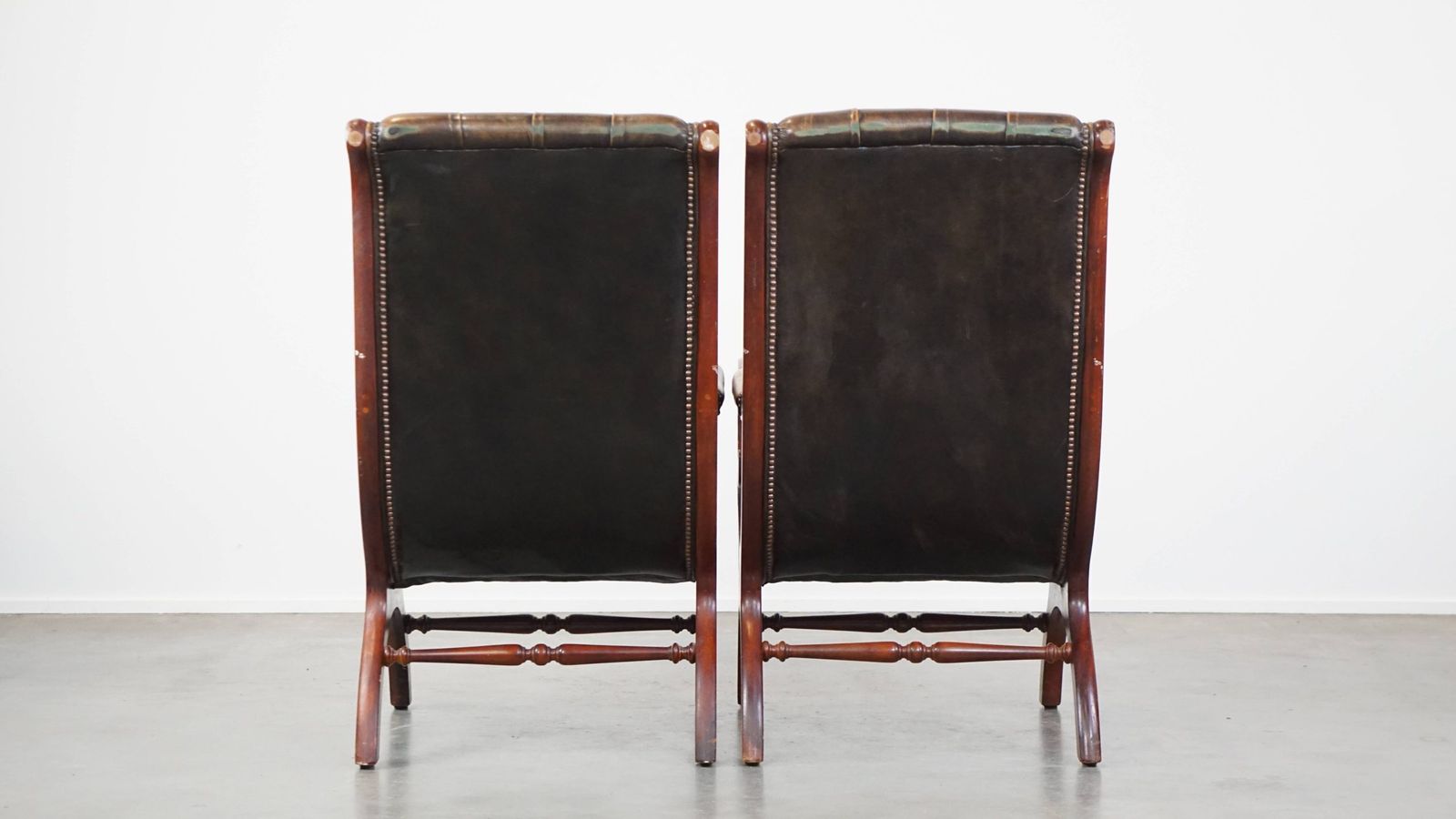 Set Van 2 Groene Vintage Koehuid Chesterfield Fauteuils Met Houten Details photo for sale