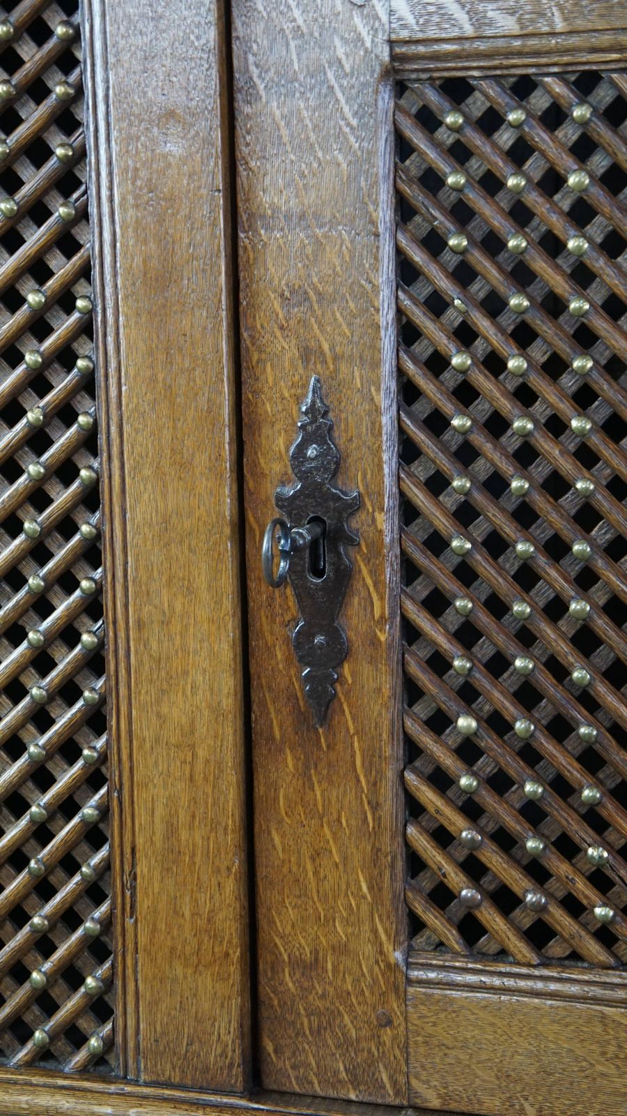 Antieke Eikenhouten Broodkast Uit De Late 17e Eeuw Met Werkende Sloten En Bijzondere Details photo vintage