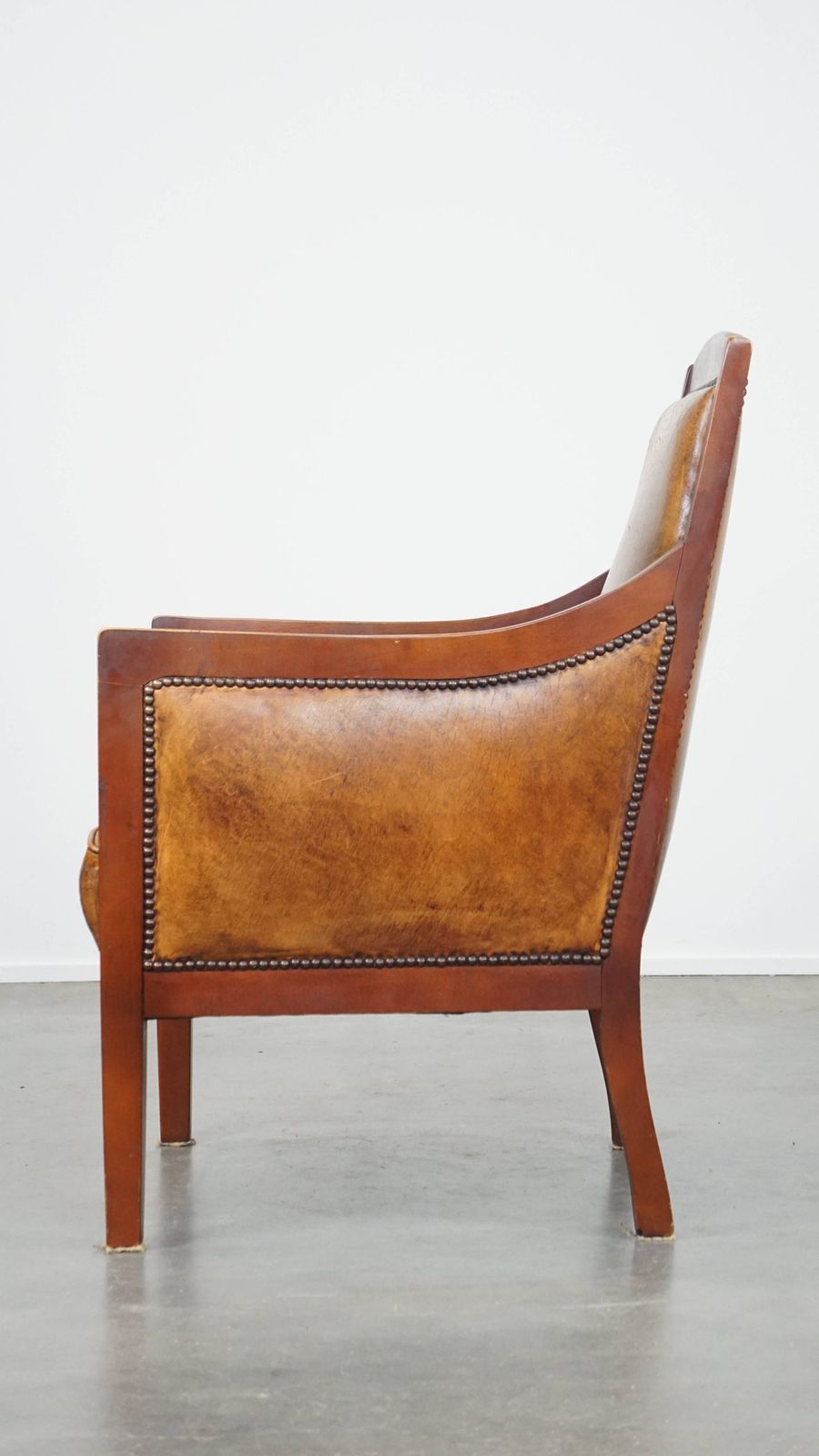 Fauteuil In Art Deco Stijl Van Schapenvacht En Hout In Een Warme Cognackleur photo 860.1401999999999