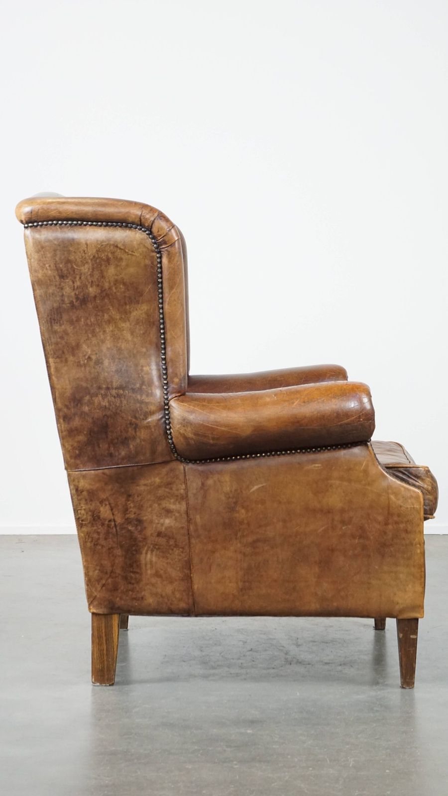Grote, Karaktervolle En Comfortabele Vintage Engelse Stijl Schapenvacht Wingchair Met Mooie Patina photo for sale