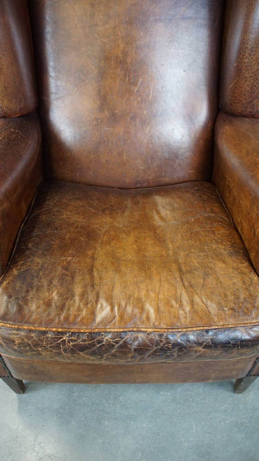 Grote, Karaktervolle En Comfortabele Vintage Engelse Stijl Schapenvacht Wingchair Met Mooie Patina photo vinterior