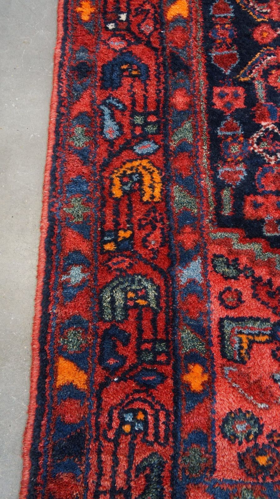 Oud Oosters Loperkleed, Handgemaakt In Overwegend Donkerblauw En Rood photo for sale