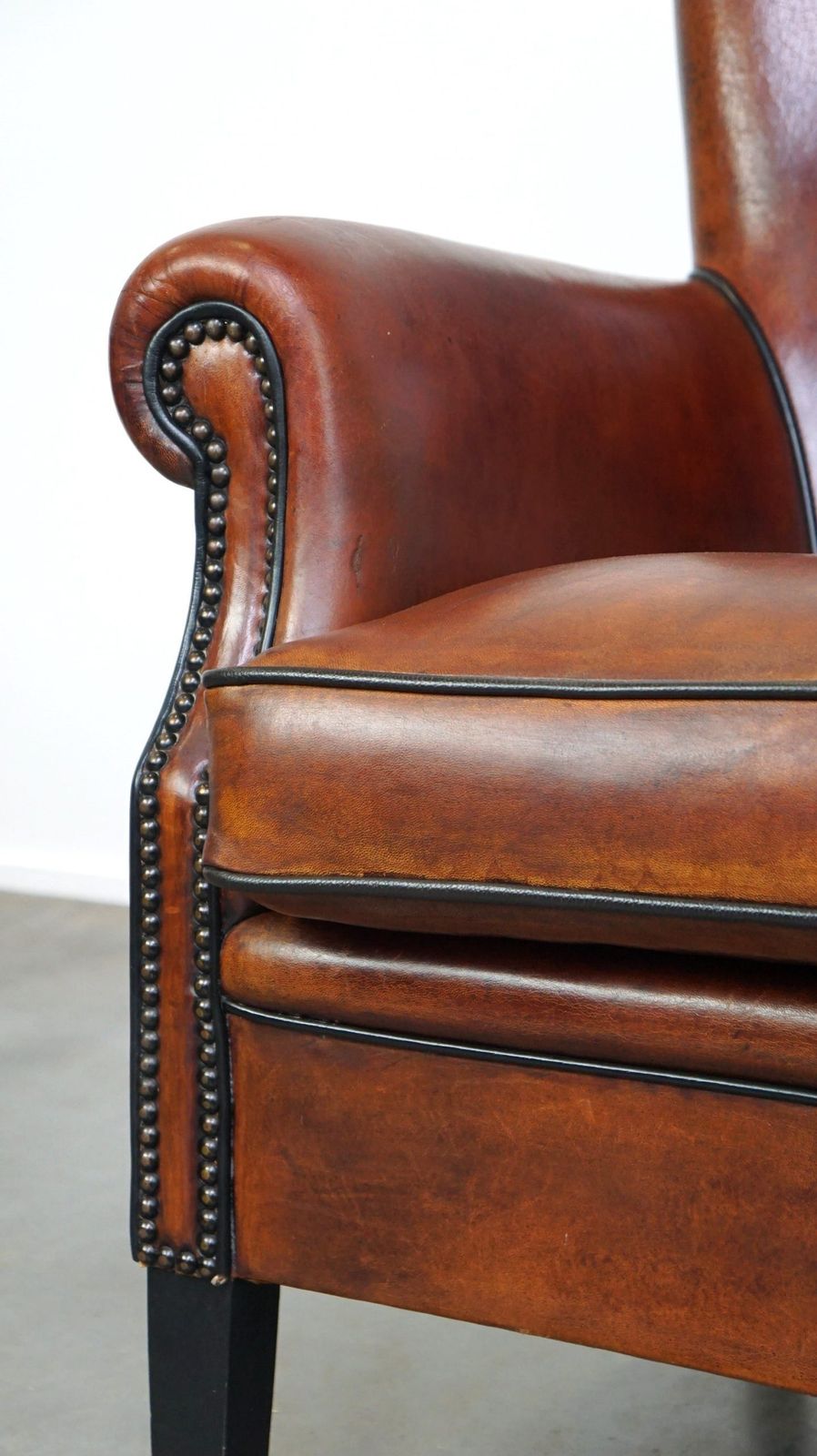 photo furniture Comfortabele Schapenvachten Fauteuil Met Mooie Afwerking En Diepe Kleur
