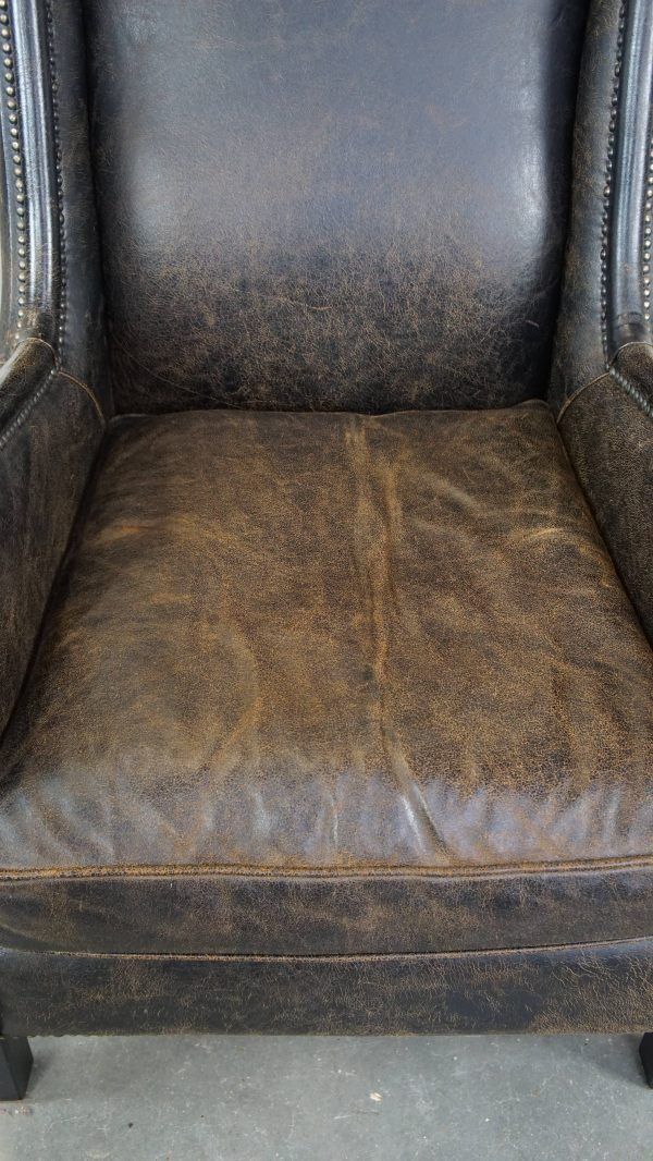 Karaktervolle, Stevige Fauteuil In Zwart Koeienhuid Met Hoge Rug En Decoratieve Siernagels, Industriële Stijl photo vinterior