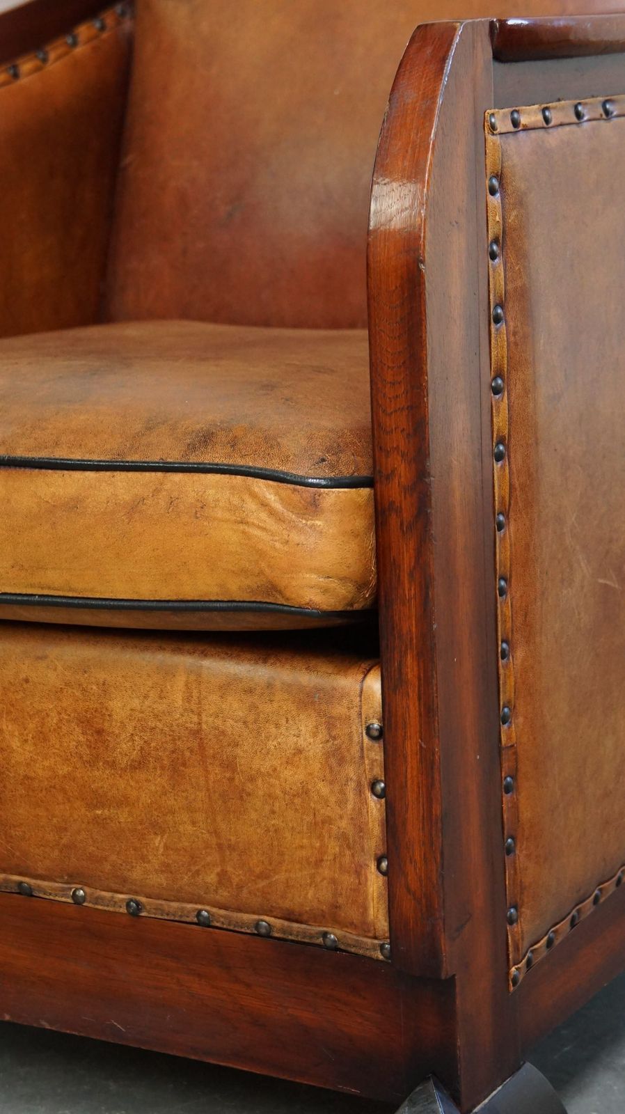 Meubels Unieke, Statige En Comfortabele Schapenvacht Art Deco Fauteuil photo