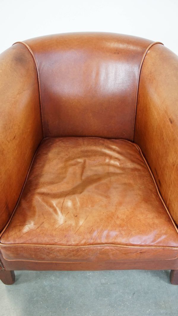 Comfortabele Cognackleurige Koeienhuid Club Chair Met Decoratieve Siernagels In Engelse Stijl photo vinterior