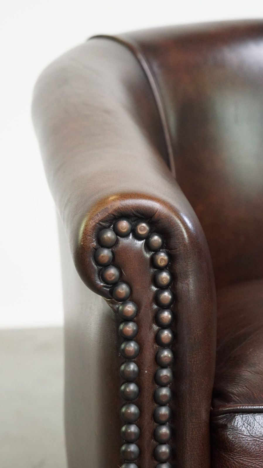 photo furniture Luxueuze Donkere Leren Club Chair Met Pootjes In Engelse Stijl