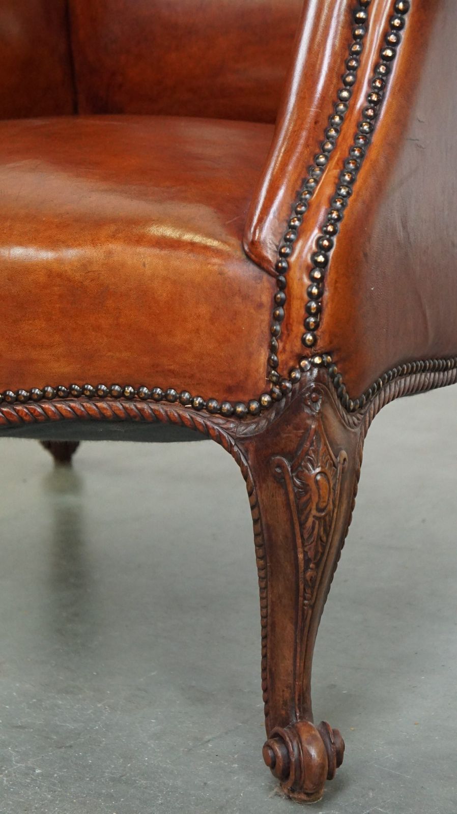 photo for sale Volledig Gerestaureerde Antieke Schapenvacht Fauteuil