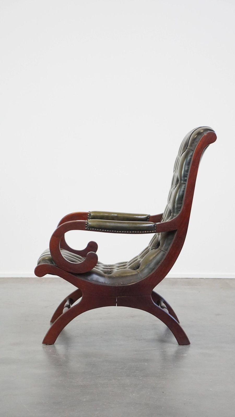 Groene Chesterfield Fauteuil Van Koeienleer Met Houten Details photo 799.4753999999999