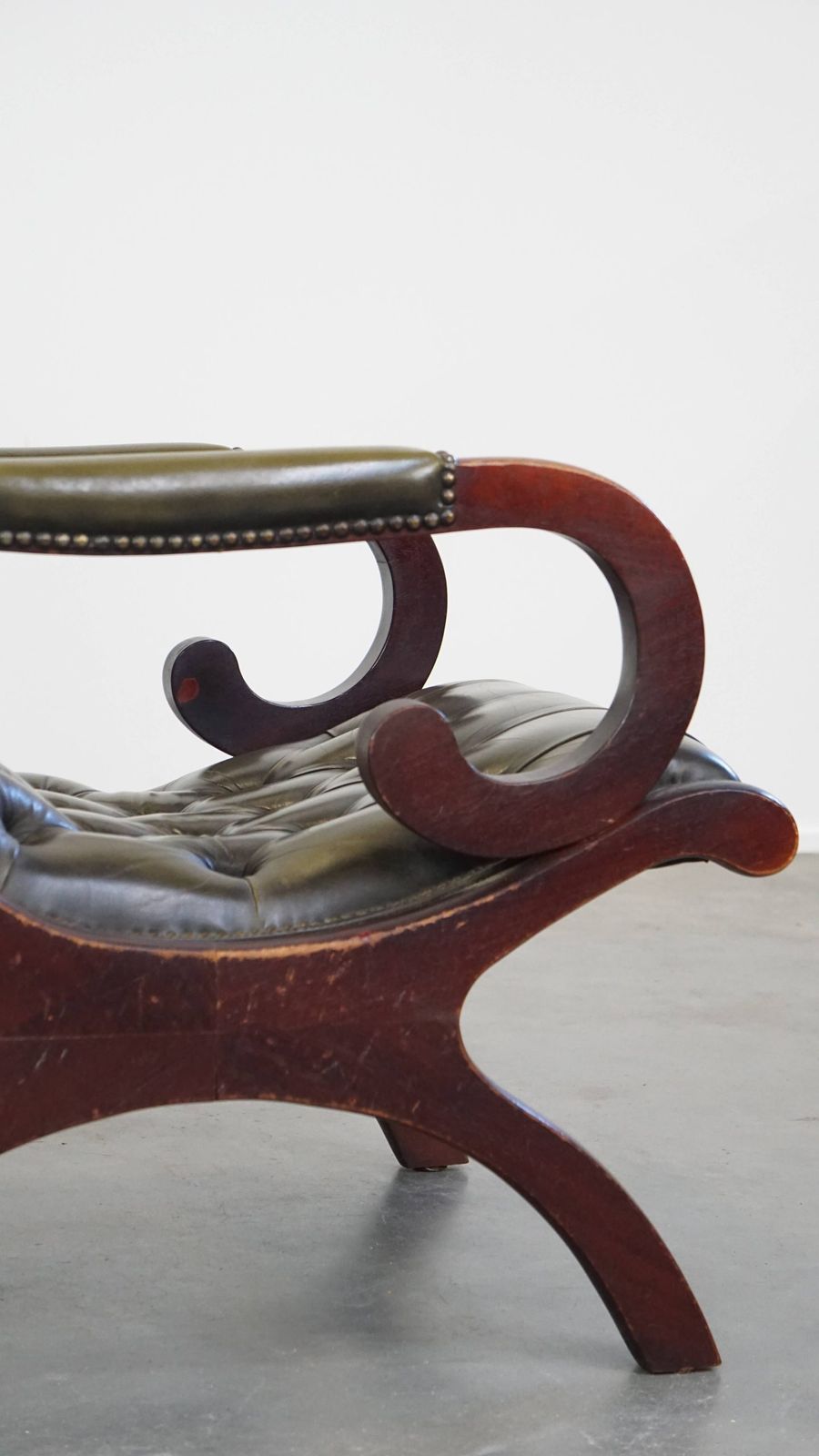 photo for sale Groene Chesterfield Fauteuil Van Koeienleer Met Houten Details