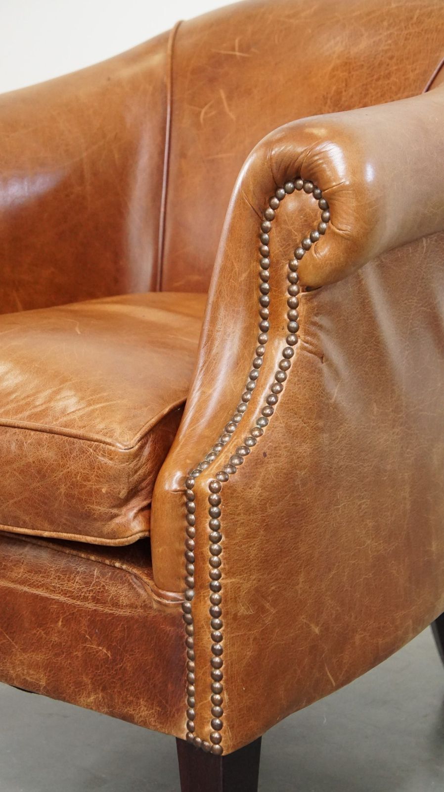 photo for sale Comfortabele En Elegante Clubfauteuil Van Koeienhuid Met Los Zitkussen, Tijdloos Ontwerp En Warme Kleur