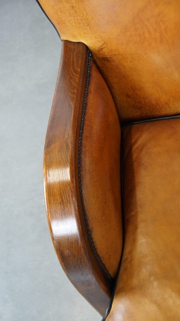 Bijzondere Schapenvacht Fauteuil Met Houten Details En Siernagels photo buy