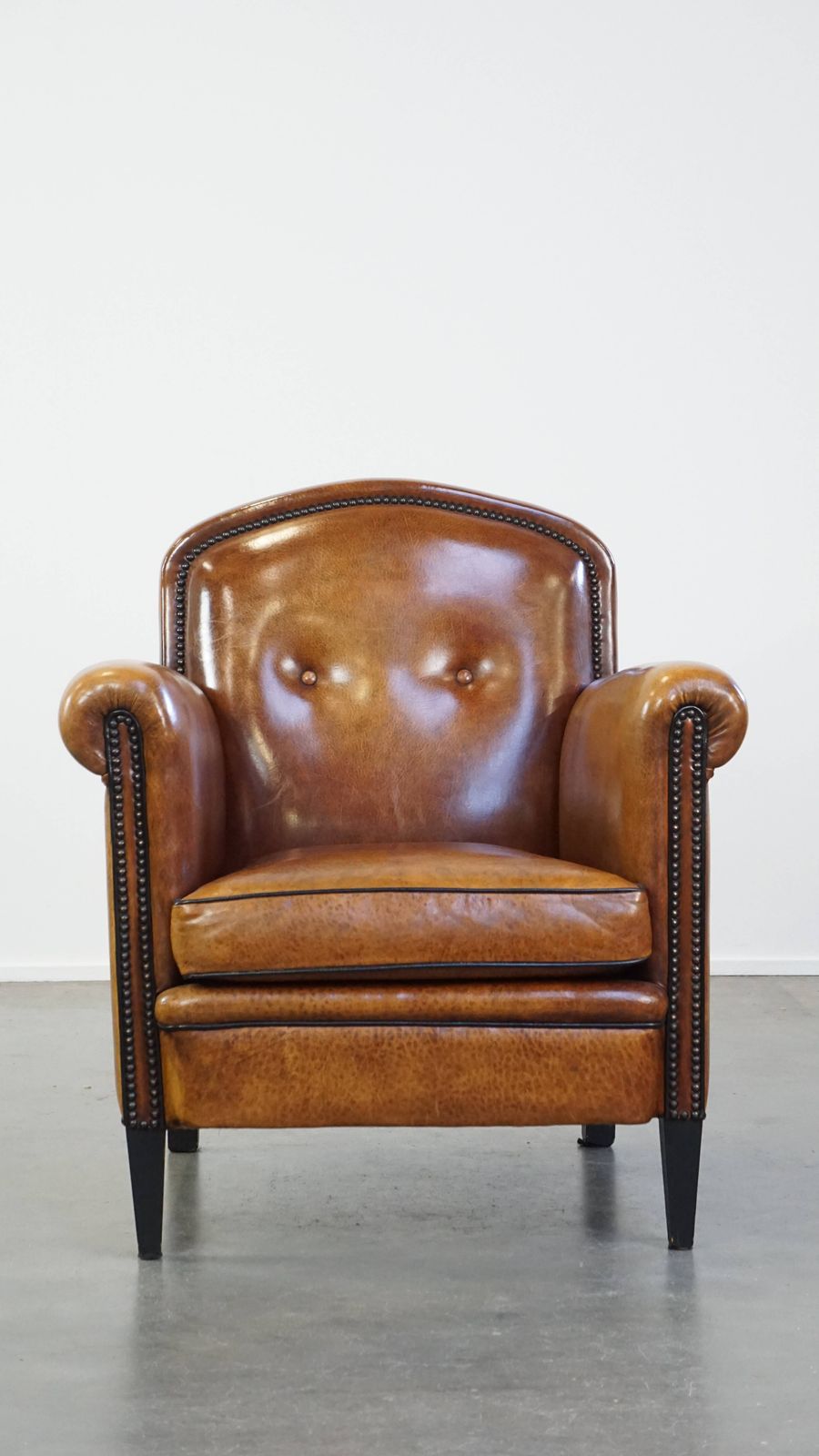 Goed onderhouden schapenleren design fauteuil, luxueus afgewerkt met siernagels en zwart biesje photo for sale