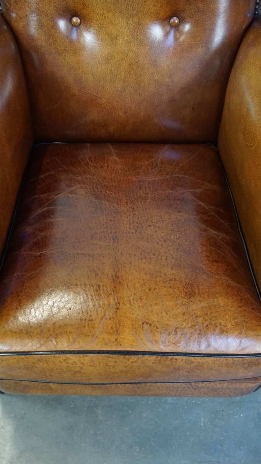 Goed onderhouden schapenleren design fauteuil, luxueus afgewerkt met siernagels en zwart biesje photo buy