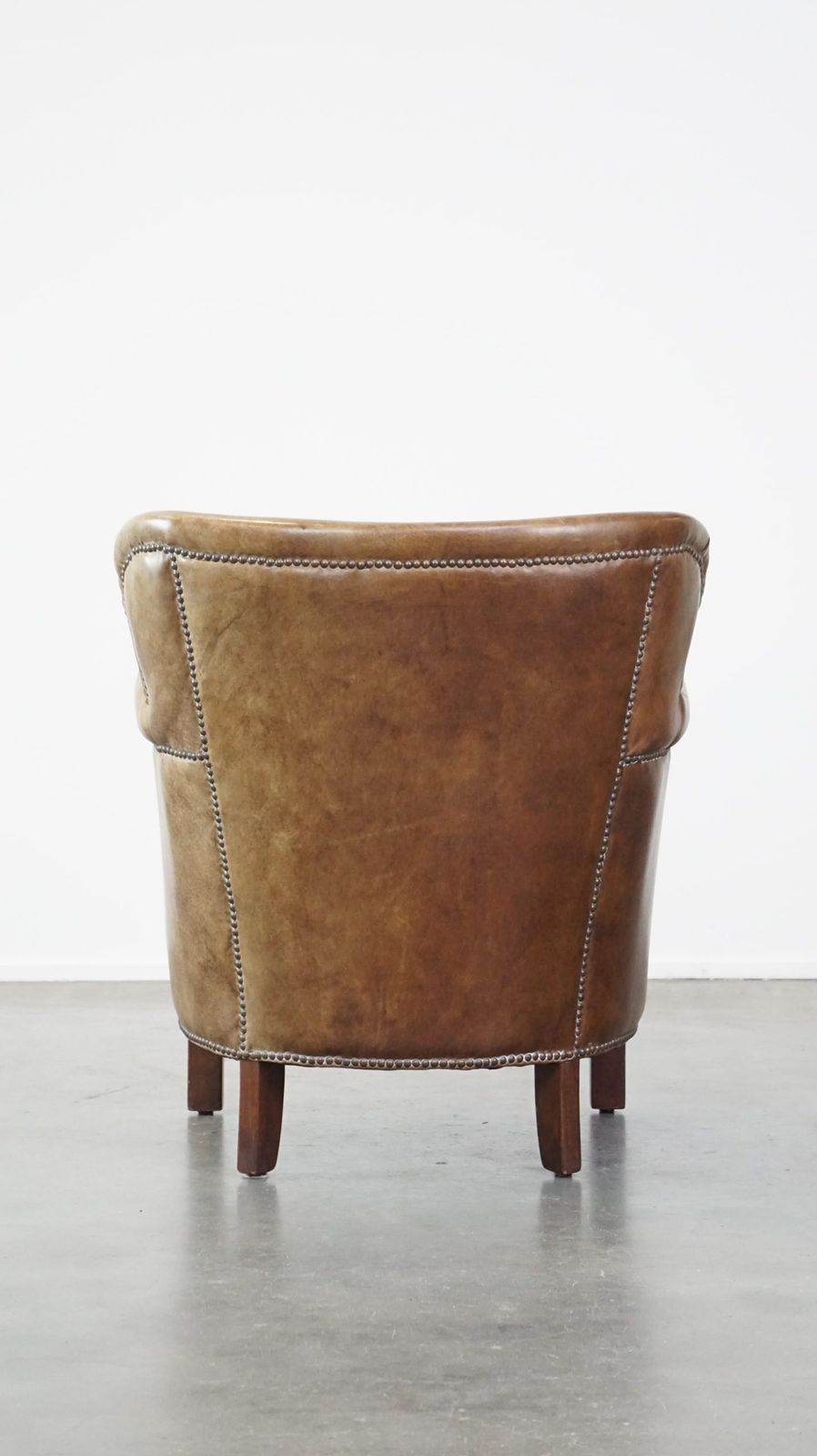 Stijlvolle koeienhuid fauteuil met omkeerbaar kilim zitkussen photo Meubels