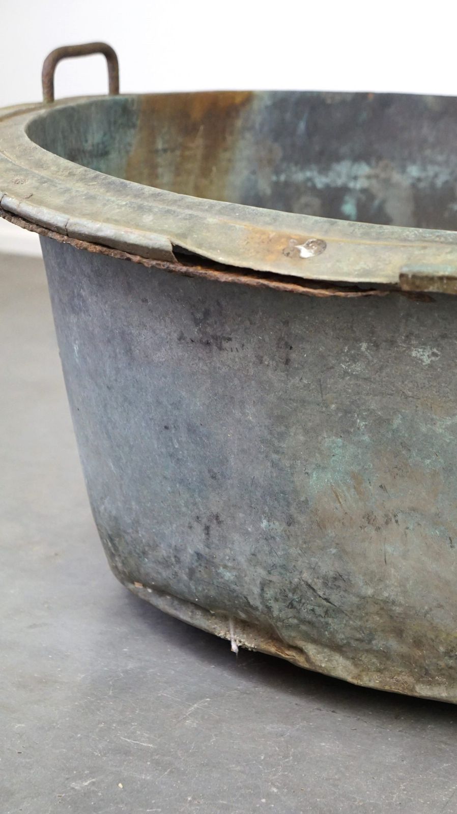 photo furniture Uniek Groot Antiek Koperen Ketel/Bak Met Mooie Patina. Ideaal Voor Onder Andere Brandhout