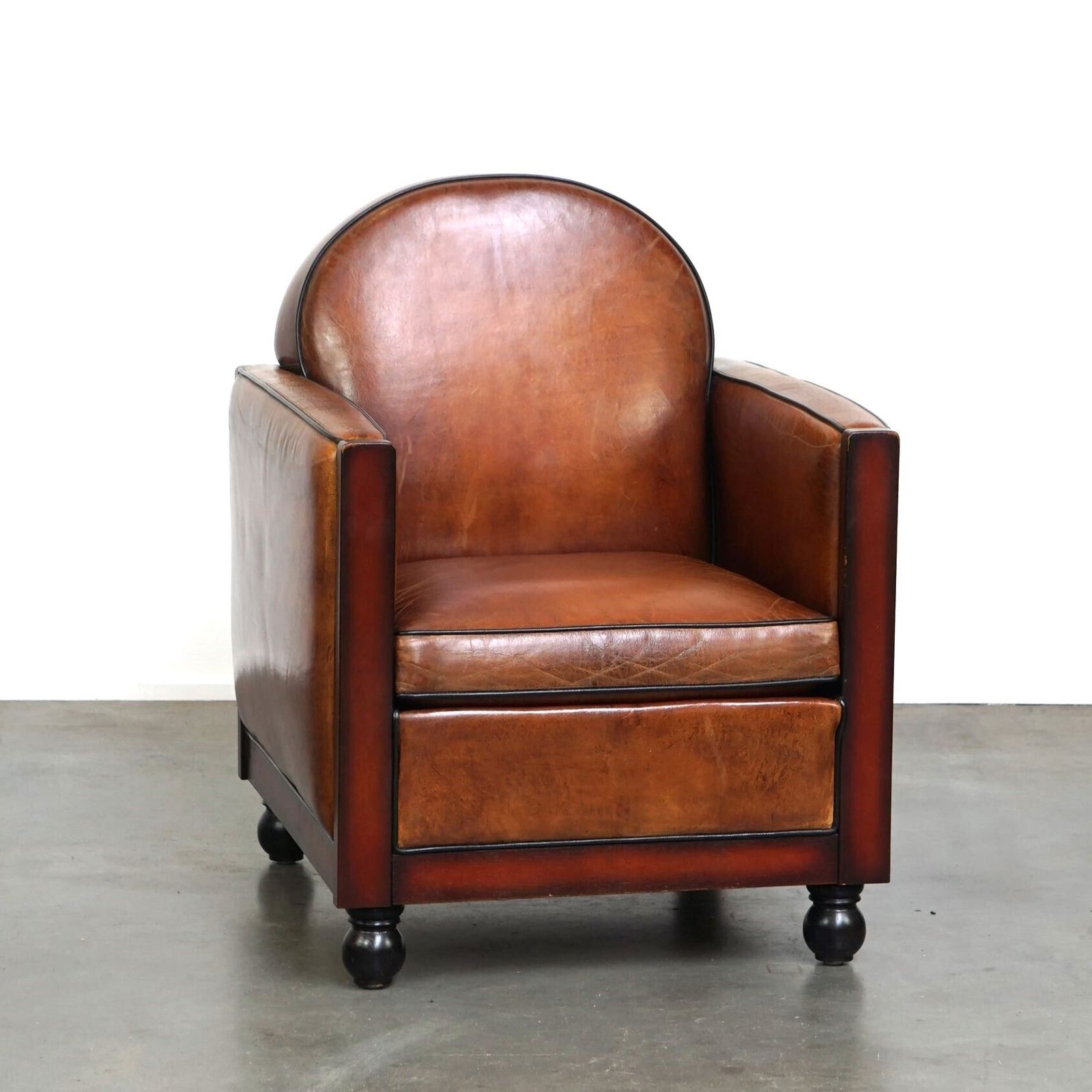 Fauteuil in Art Deco-stijl van schapenvacht met houten details en cognackleurig leer