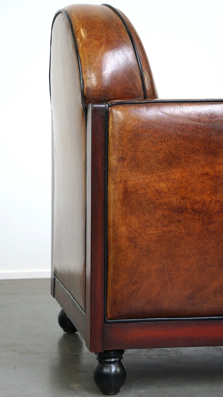 Meubels Fauteuil in Art Deco-stijl van schapenvacht met houten details en cognackleurig leer photo