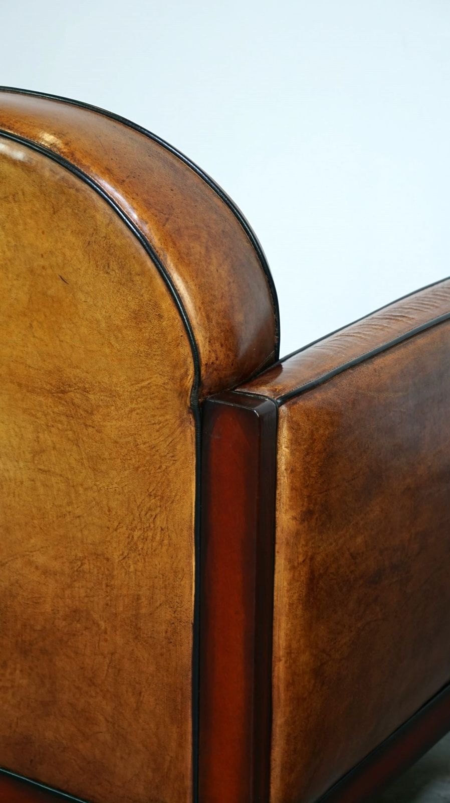 1188.3800999999999 Fauteuil in Art Deco-stijl van schapenvacht met houten details en cognackleurig leer photo