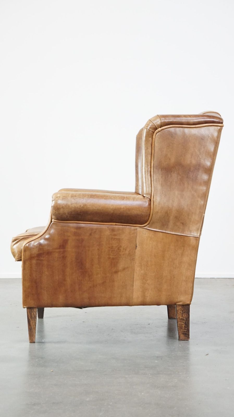 Sierlijke, Stijlvolle En Tijdloze Fauteuil In Engelse Stijl, Bekleed Met Koeienhuid photo 831.9744
