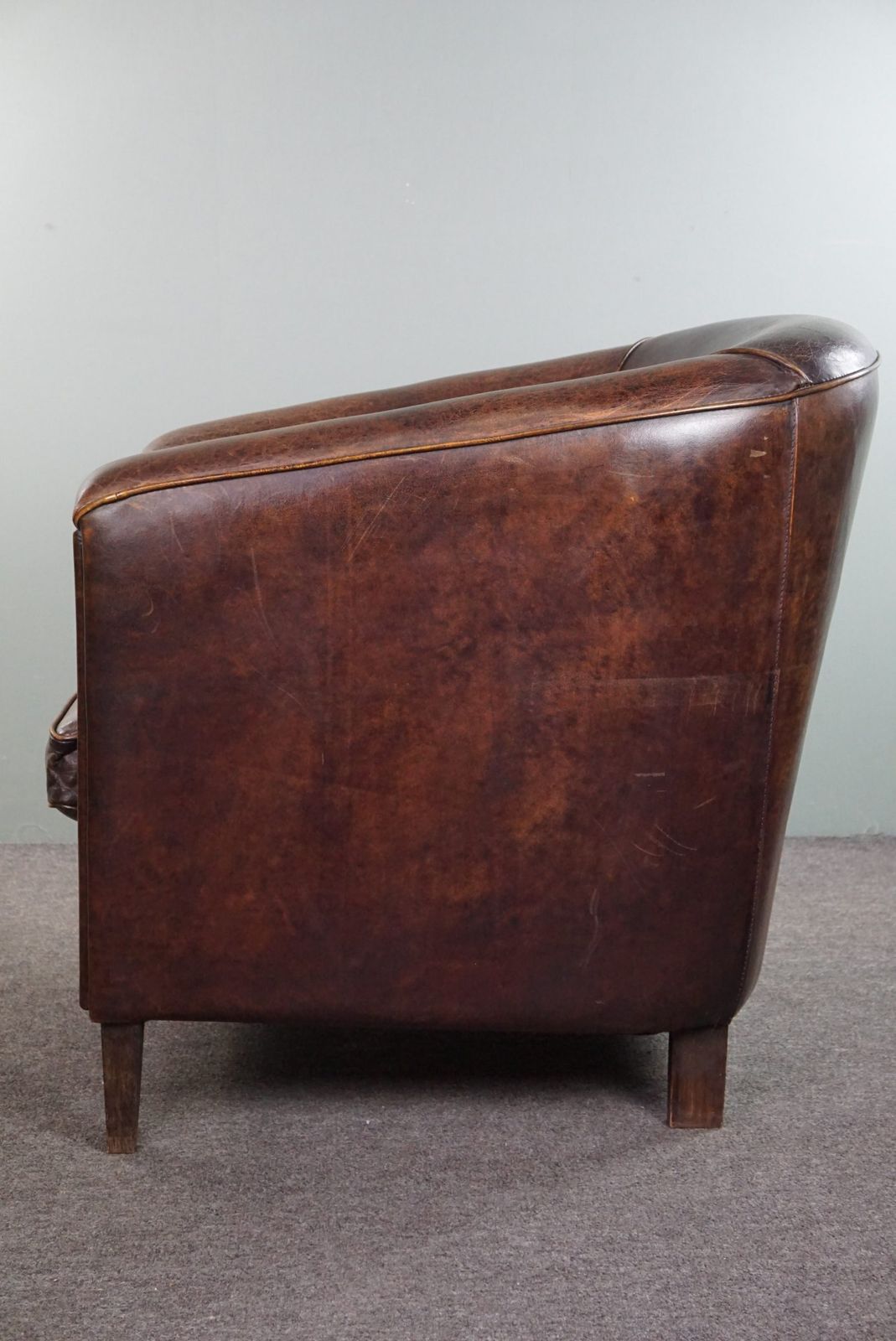 Donkere Schapenleren Club Chair Met Strak Design photo vinterior