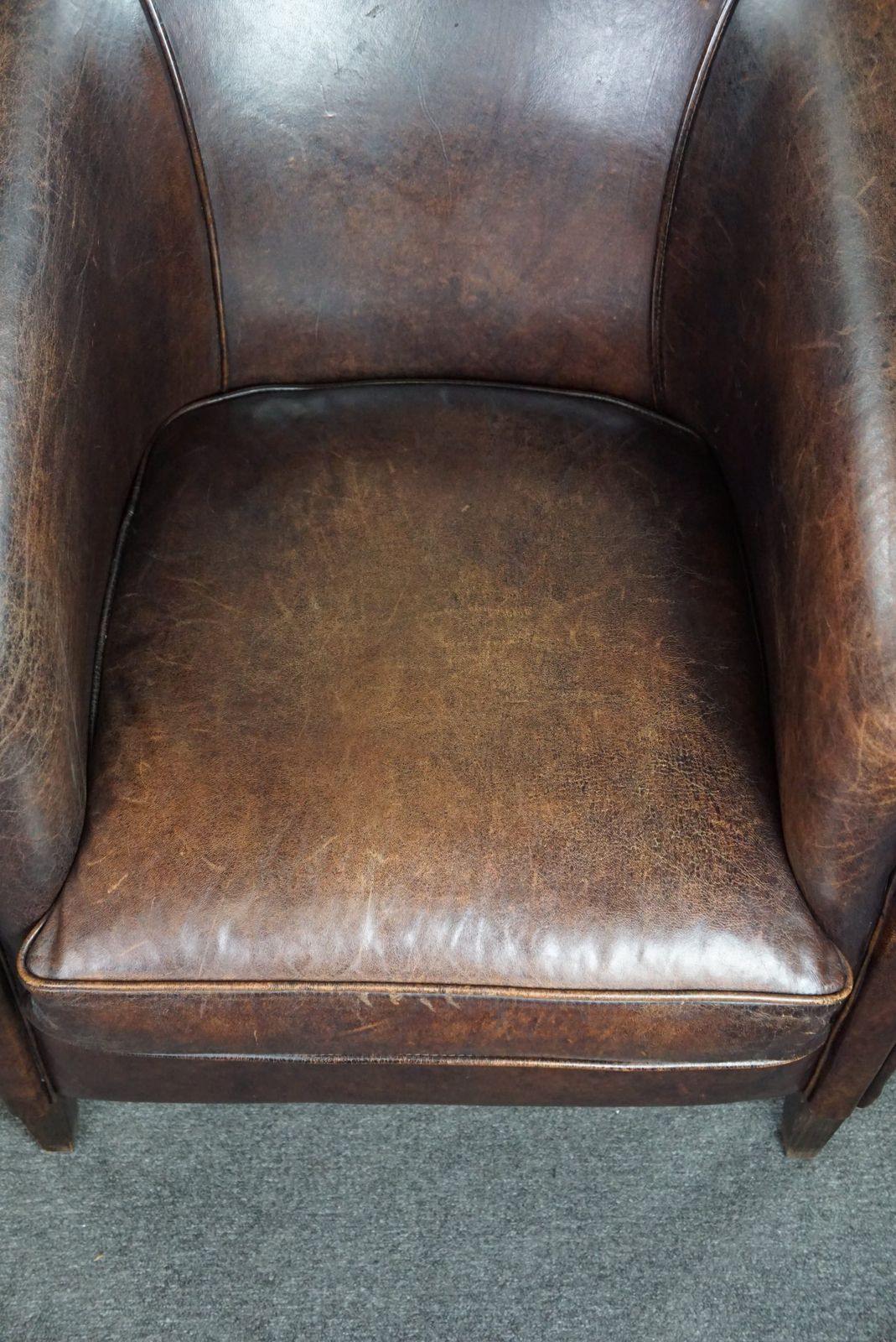 Donkere Schapenleren Club Chair Met Strak Design photo buy