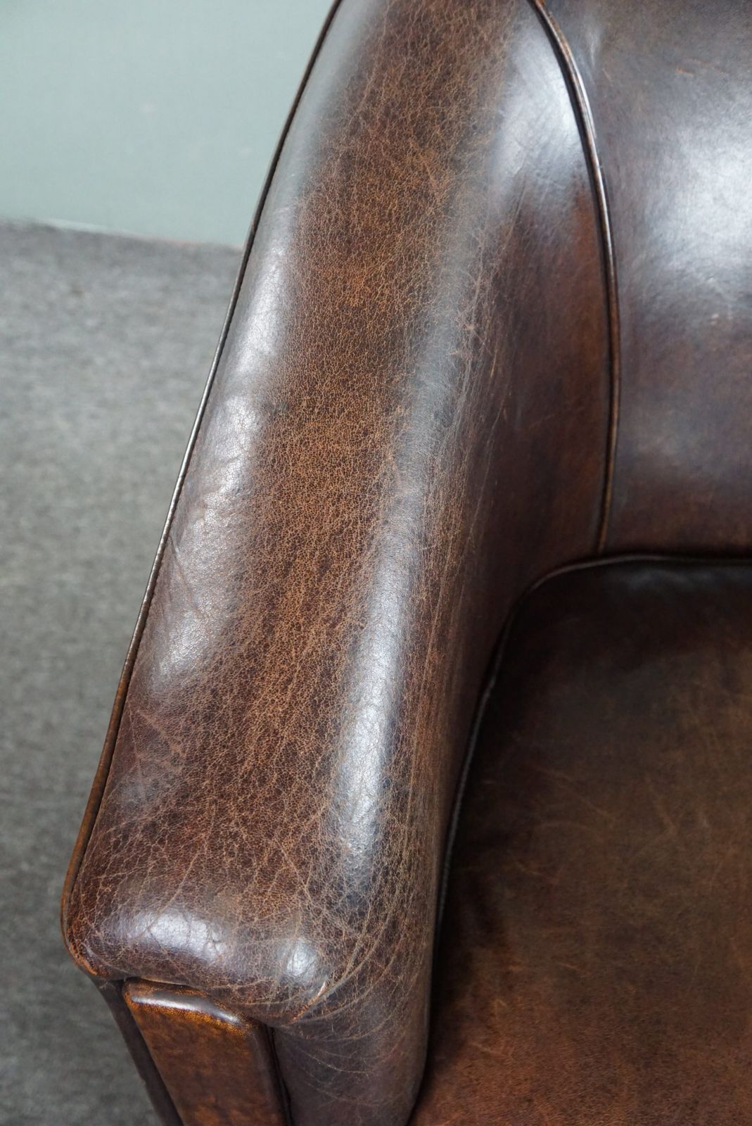 Donkere Schapenleren Club Chair Met Strak Design photo vintage