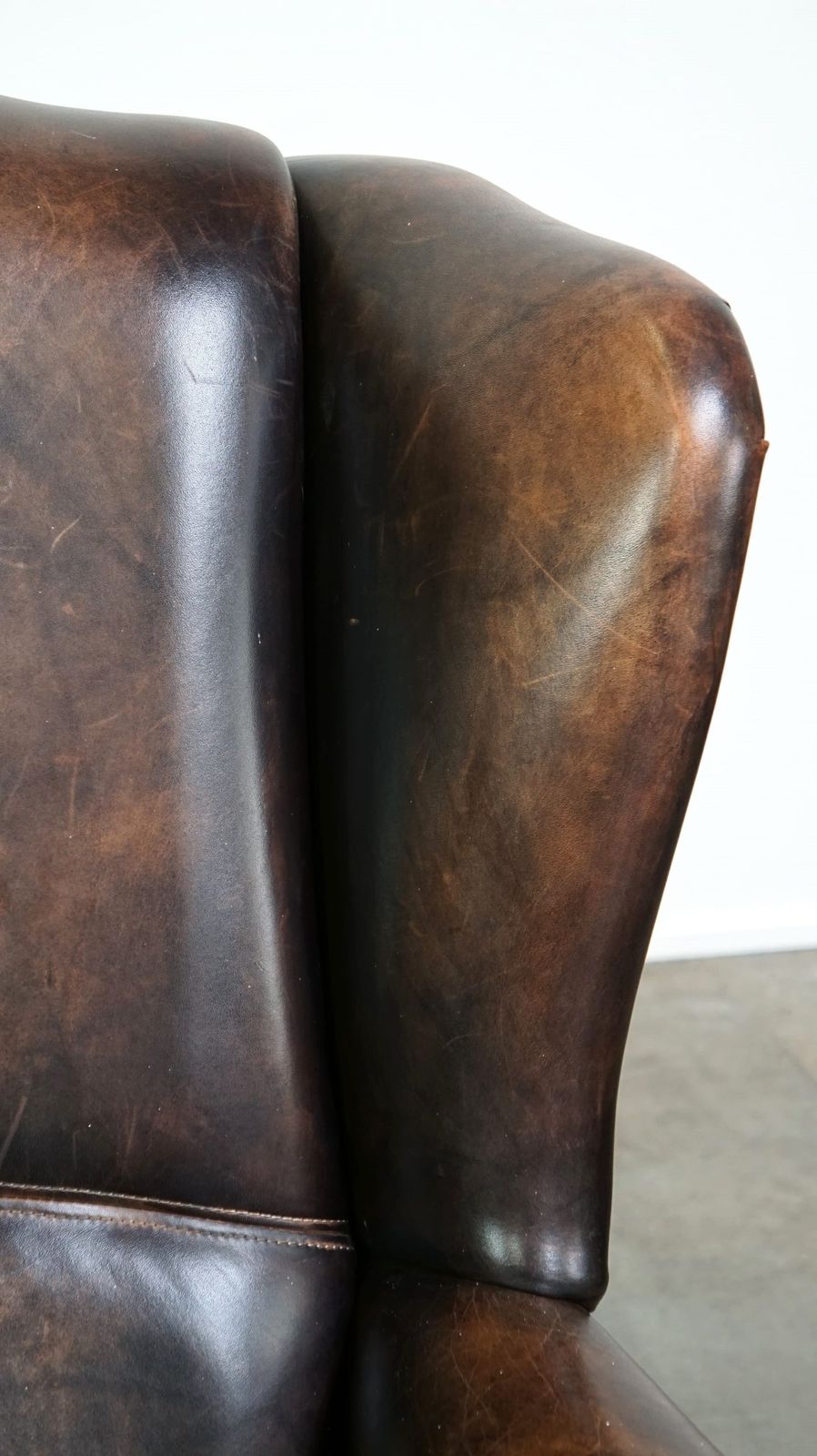 Meubels Engelse Stijl Vleugelfauteuil In Koeienleer Met Bijzondere Kleuren En Uitstekend Zitcomfort photo