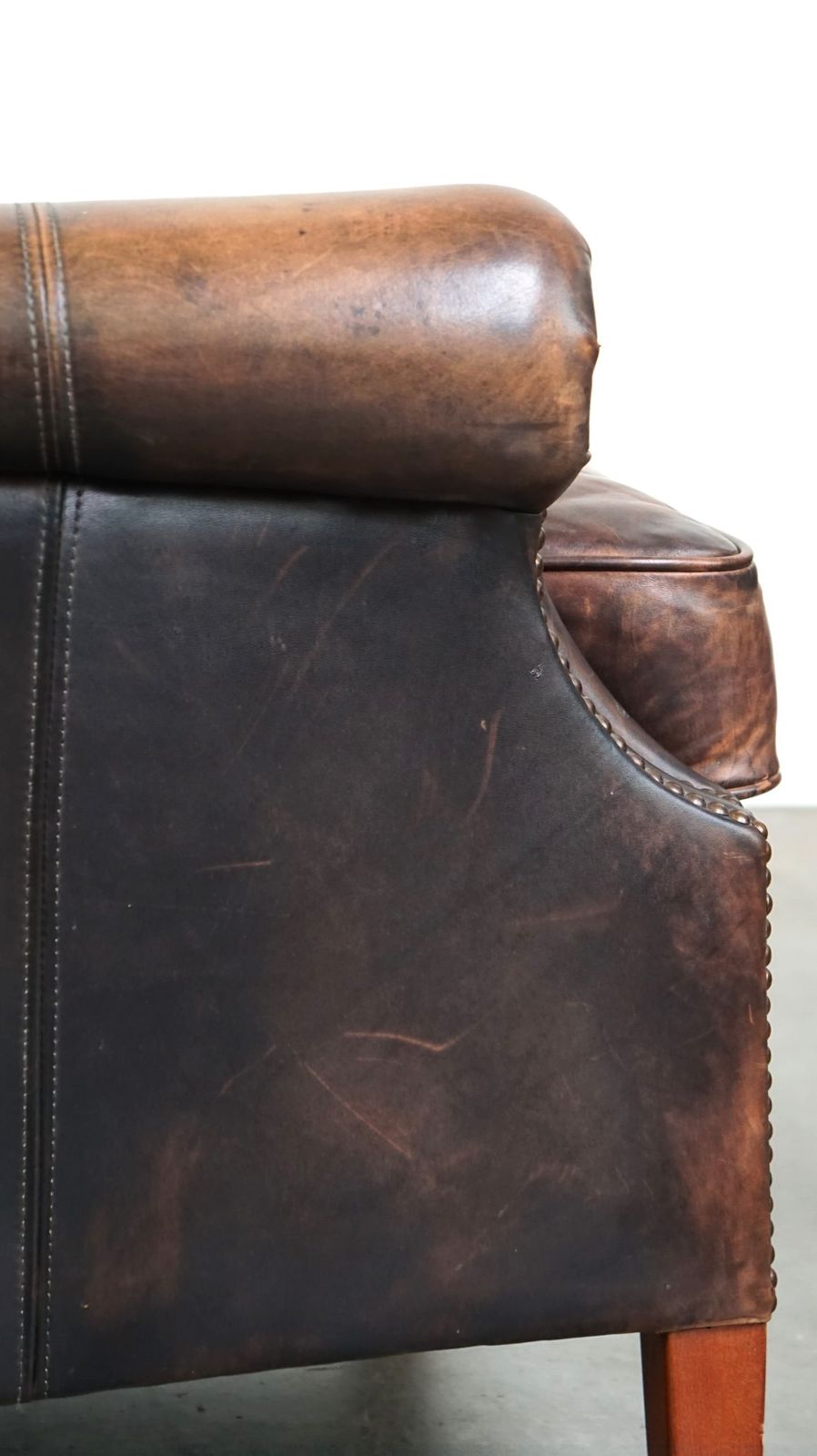 967.3869 Engelse Stijl Vleugelfauteuil In Koeienleer Met Bijzondere Kleuren En Uitstekend Zitcomfort photo
