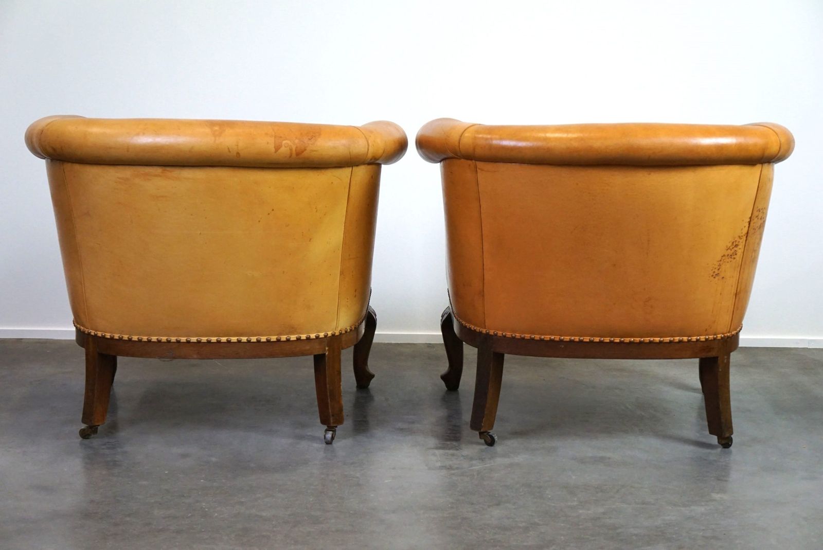 Bijzondere Set Van 2 Clubfauteuils En Een Bank In Cognackleurig Leer Met Wieltjes photo 3249.8999999999996