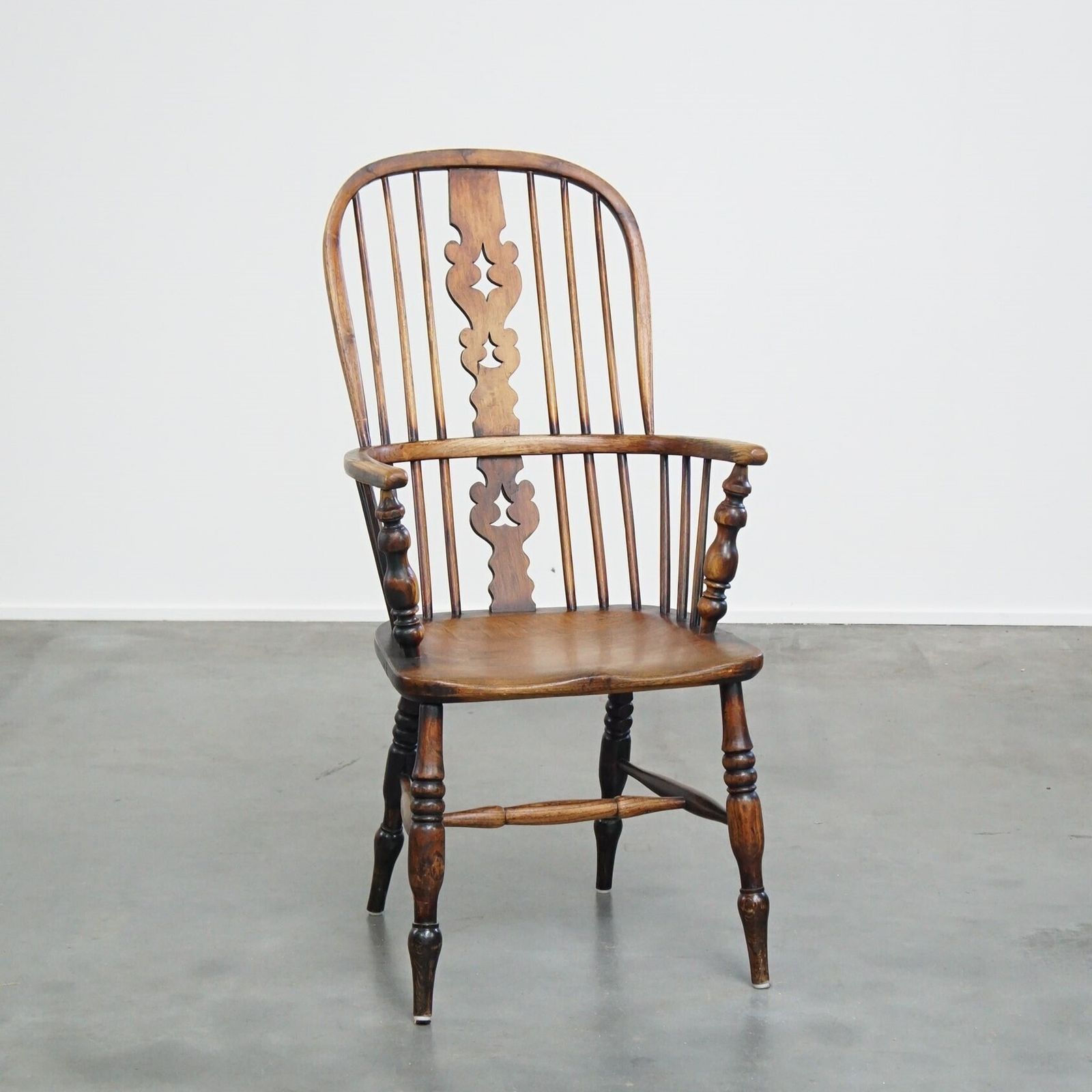 Very Nice, Practical Antique English Highback Windsor Dining Chair With Graceful Details