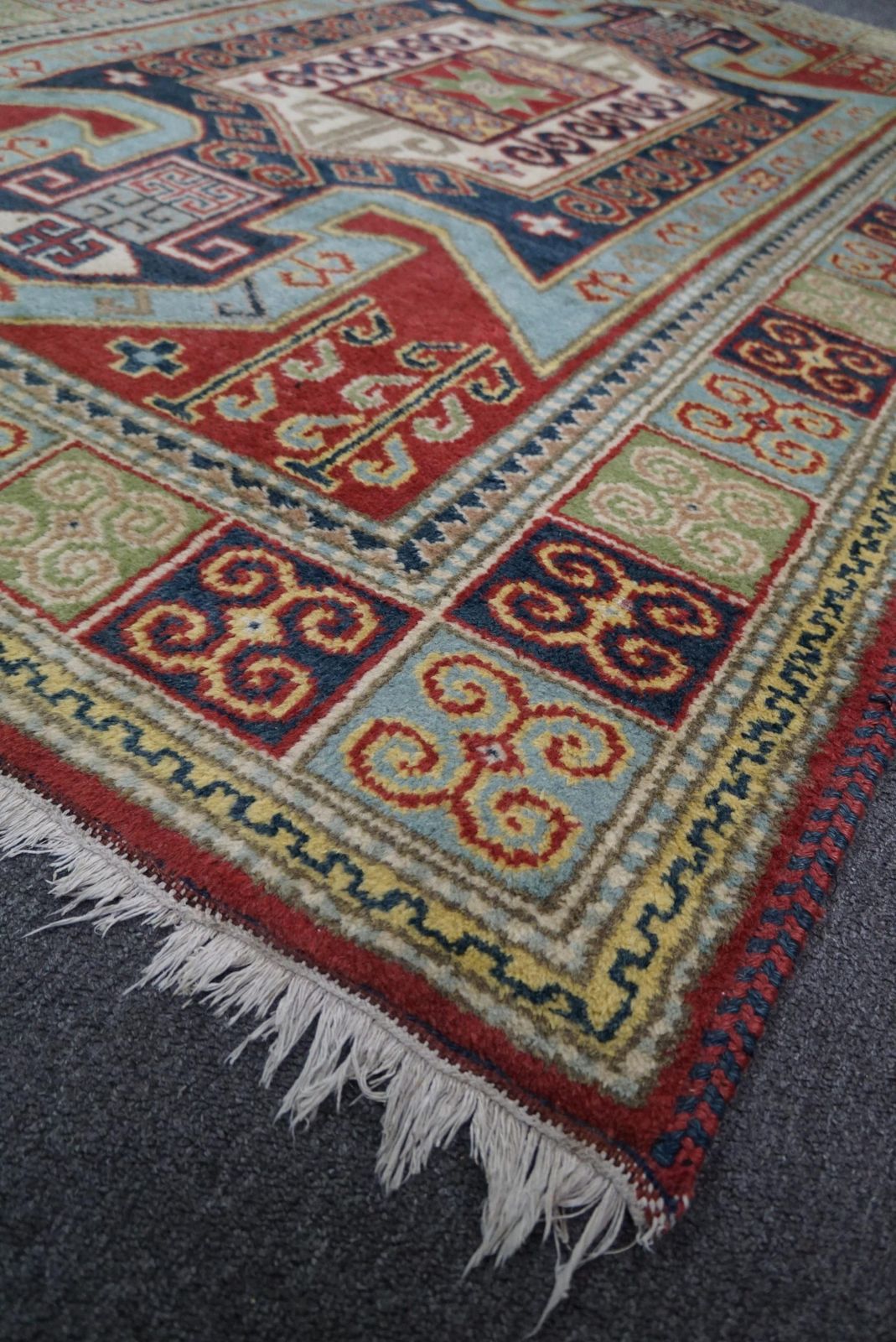 Striking Rug/Carpet With Graphic Pattern And Contrasting Colours, 200 X 140 Cm photo furniture