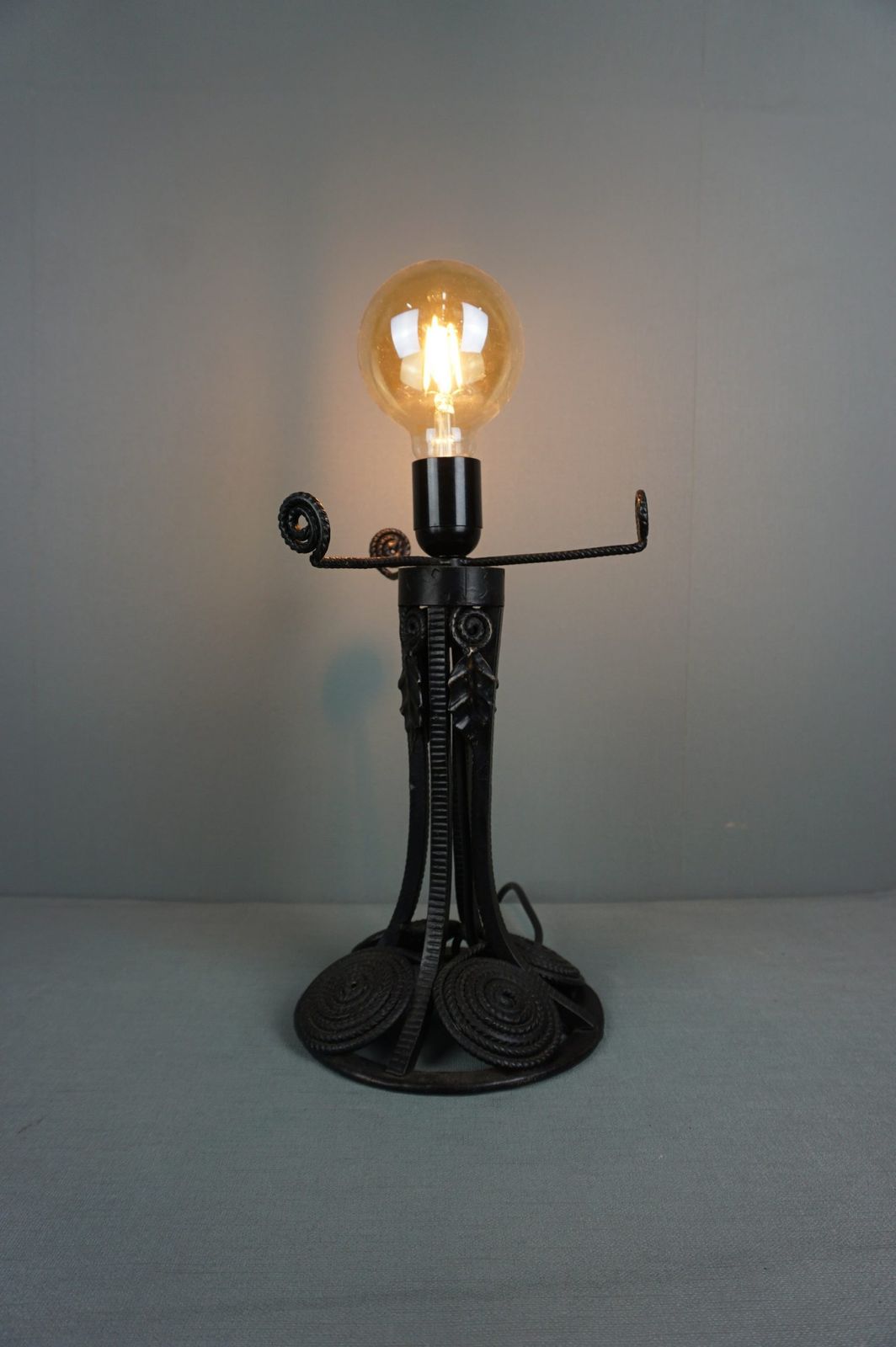 Bijzonder Vormgegeven Franse Art Deco Tafellamp Van Smeedijzer, Charles Schneider photo furniture