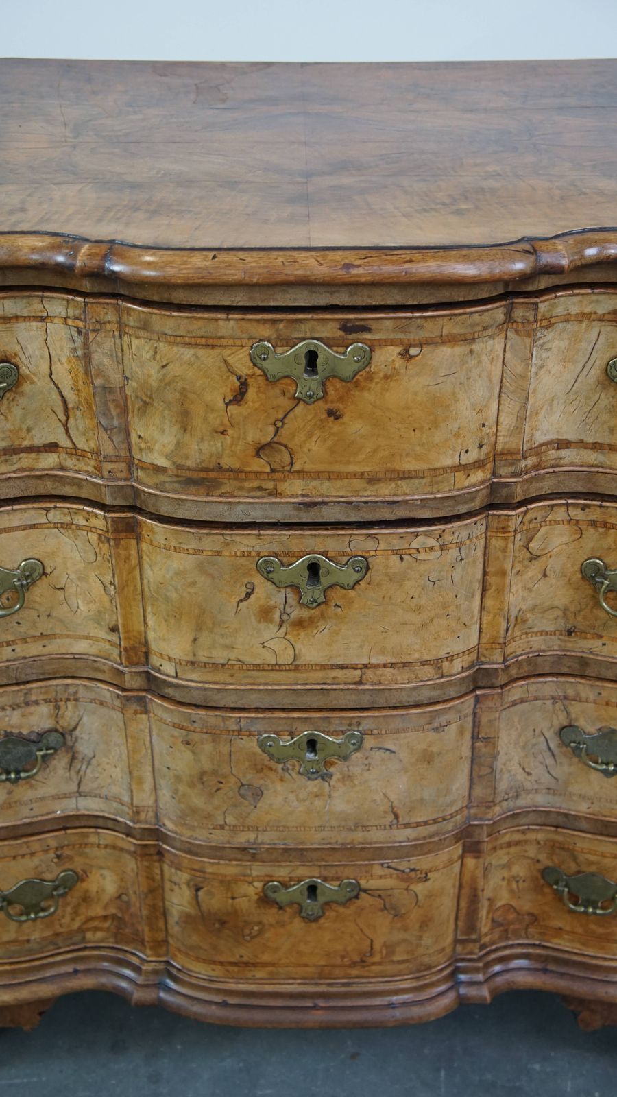 photo vinterior Barokke Gebogen Ladekast Van Wortelnoten Hout, 18e Eeuw, Met 4 Lades En Mooie Patina