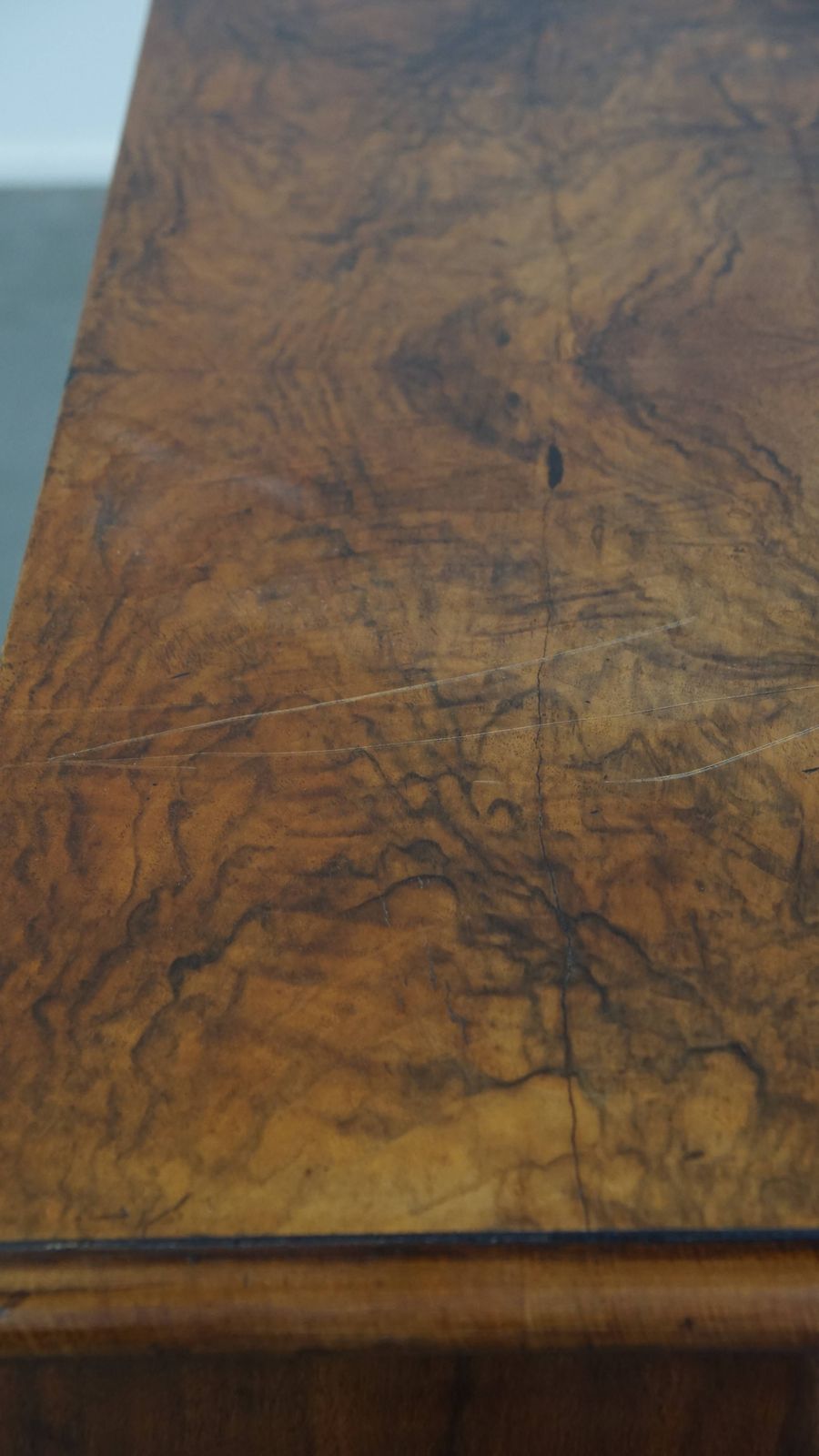photo buy Baroque Curved Burl Walnut Wooden Antique Chest Of Drawers From The 18th Century With 4 Drawers And A Beautiful Patina