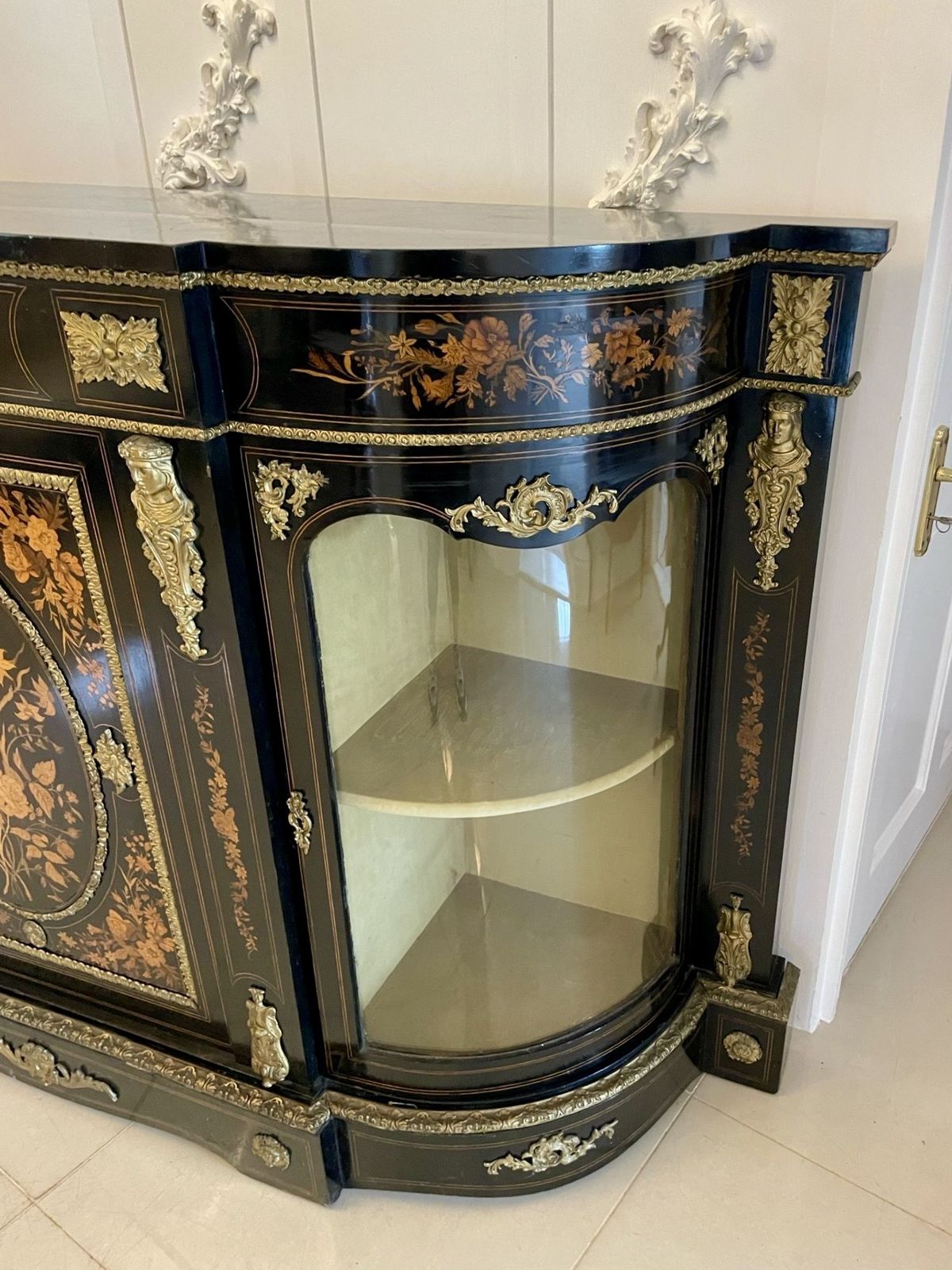 photo vinterior Outstanding Quality Antique 19th Century Ebonised And Inlaid Floral Marquetry Credenza