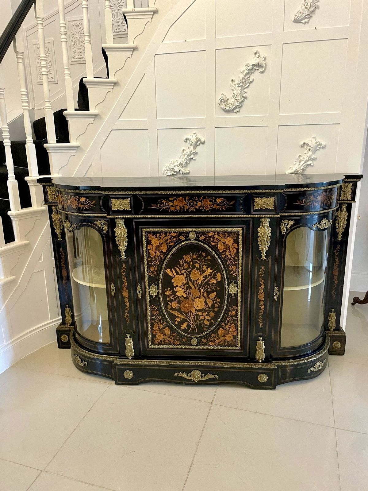 photo vintage Outstanding Quality Antique 19th Century Ebonised And Inlaid Floral Marquetry Credenza