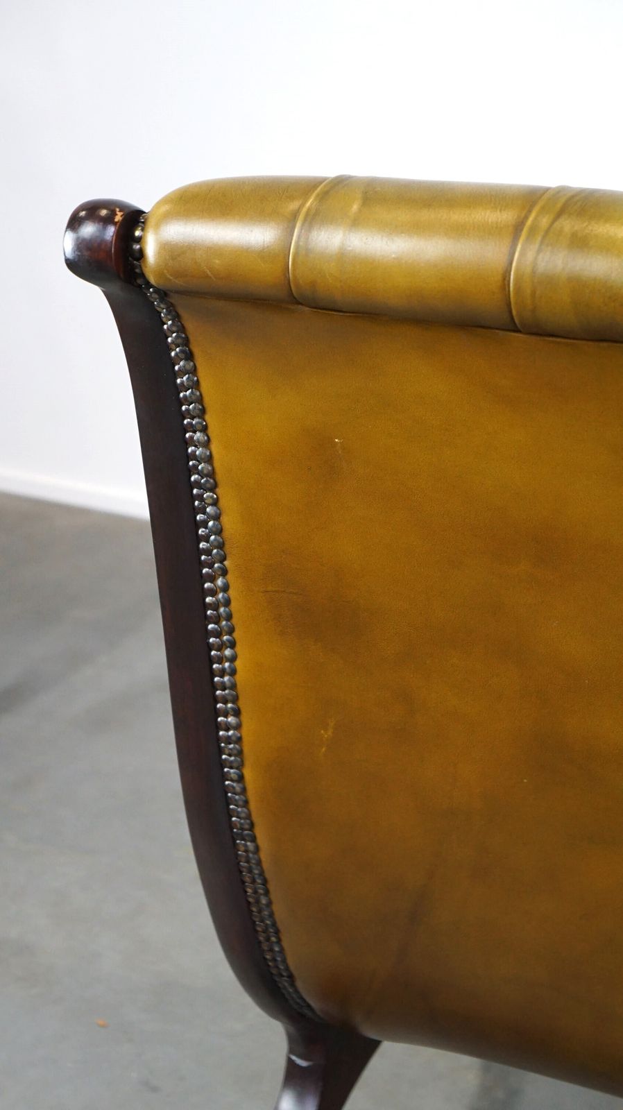 photo buy Elegant Cow Leather Chesterfield Armchair Combined With Wood