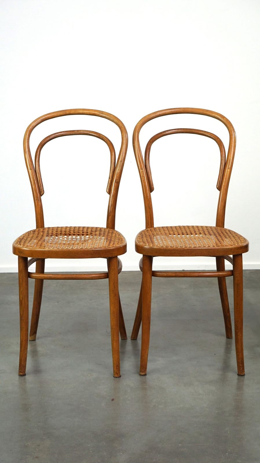 Set Van 2 Bruine Vintage Thonet/Bistrostoelen Met Gevlochten Zitting photo furniture
