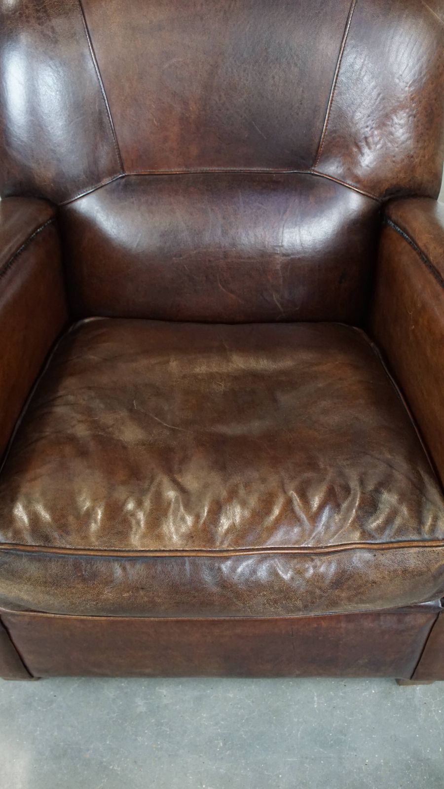 Statige Fauteuil Met Donker Schapenleer, Ronde Vormen En Comfortabele Zitting photo vinterior