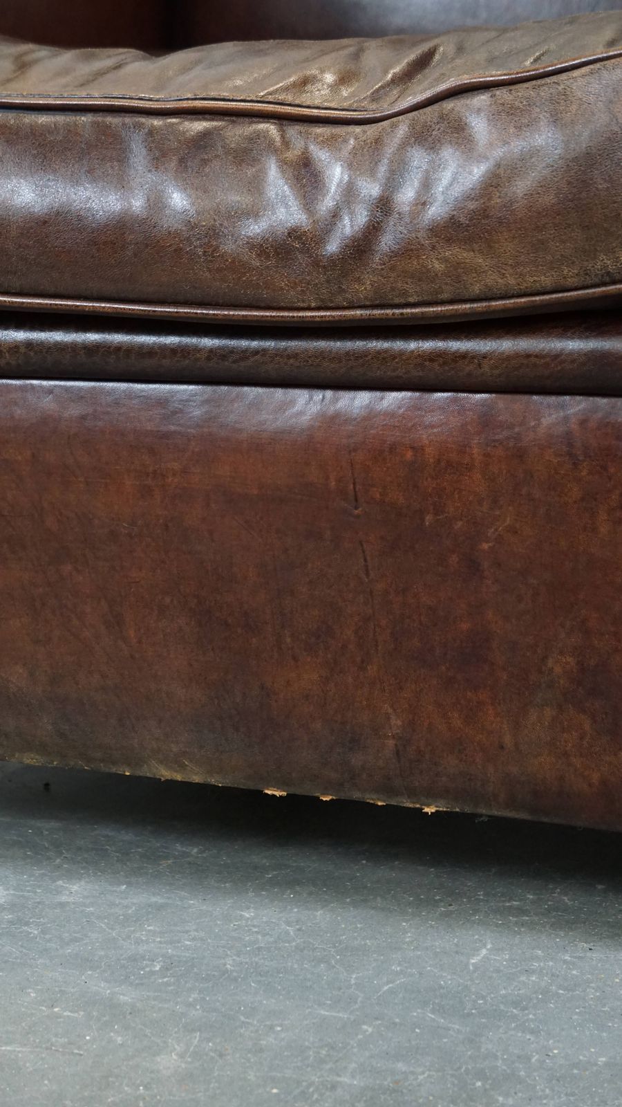 photo for sale Statige Fauteuil Met Donker Schapenleer, Ronde Vormen En Comfortabele Zitting